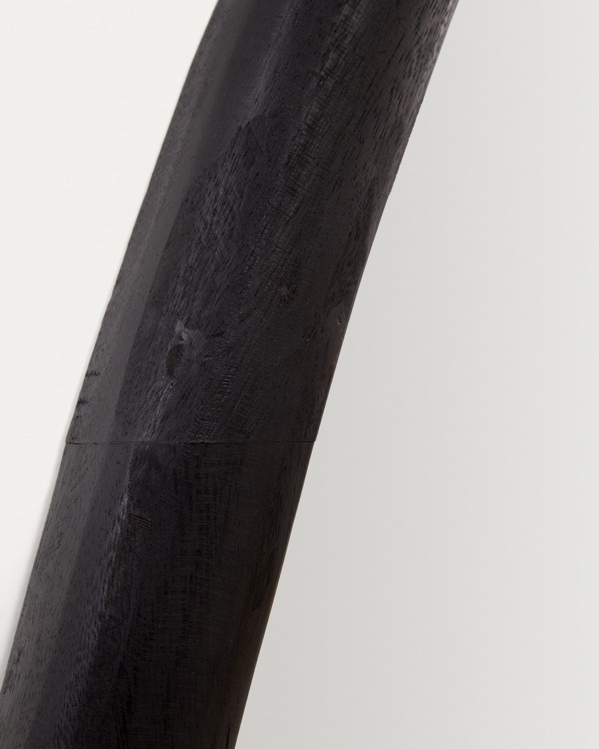 Magrit Spiegel aus massivem Mungur-Holz mit schwarzem Finish Ø 60 x 110 cm in Schwarz präsentiert im Onlineshop von KAQTU Design AG. Wandspiegel ist von Kave Home