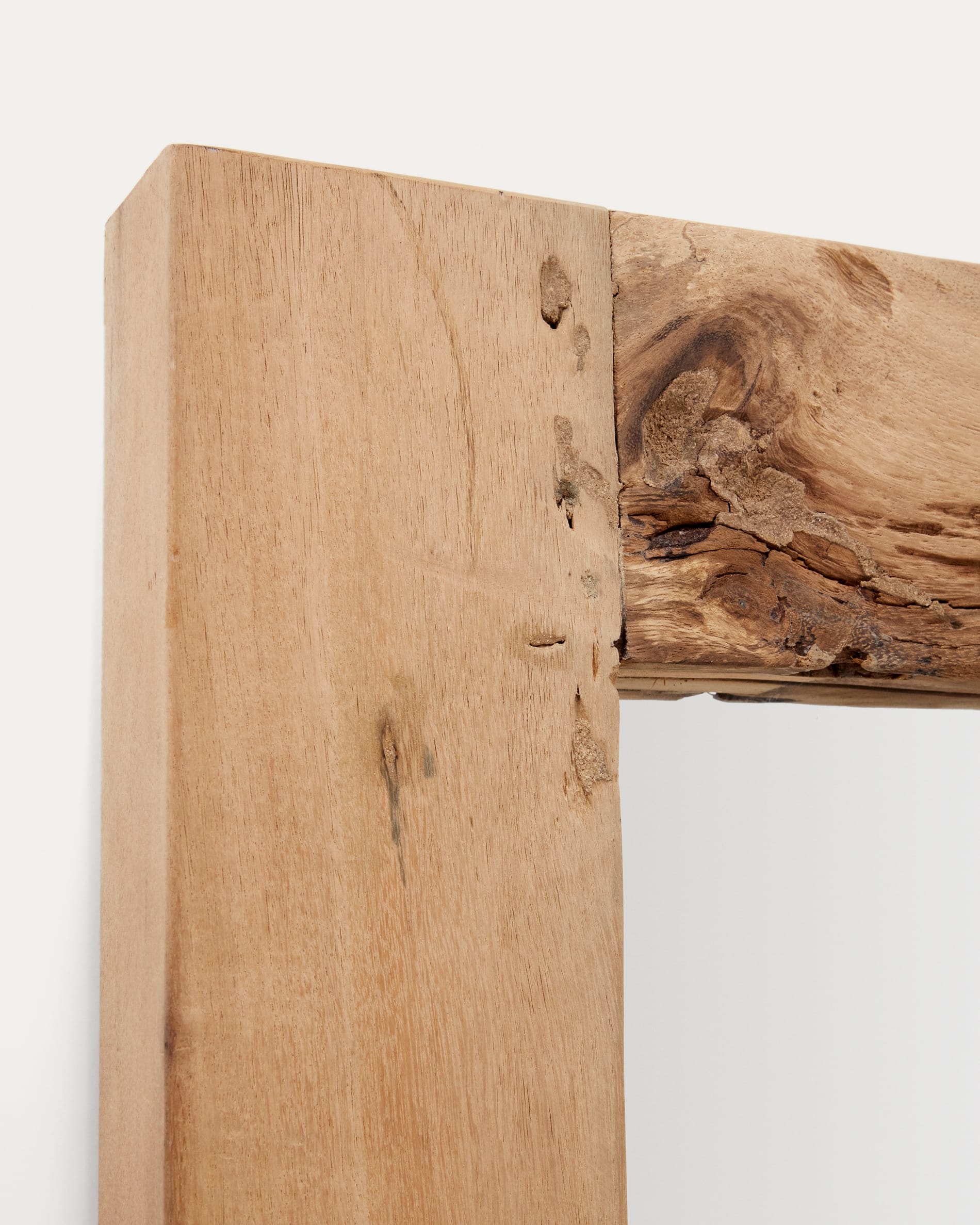 Eleganter Holzspiegel mit natürlichem Finish, 50x120 cm, von Kave Home. Perfekt für moderne und stilvolle Wohnräume.