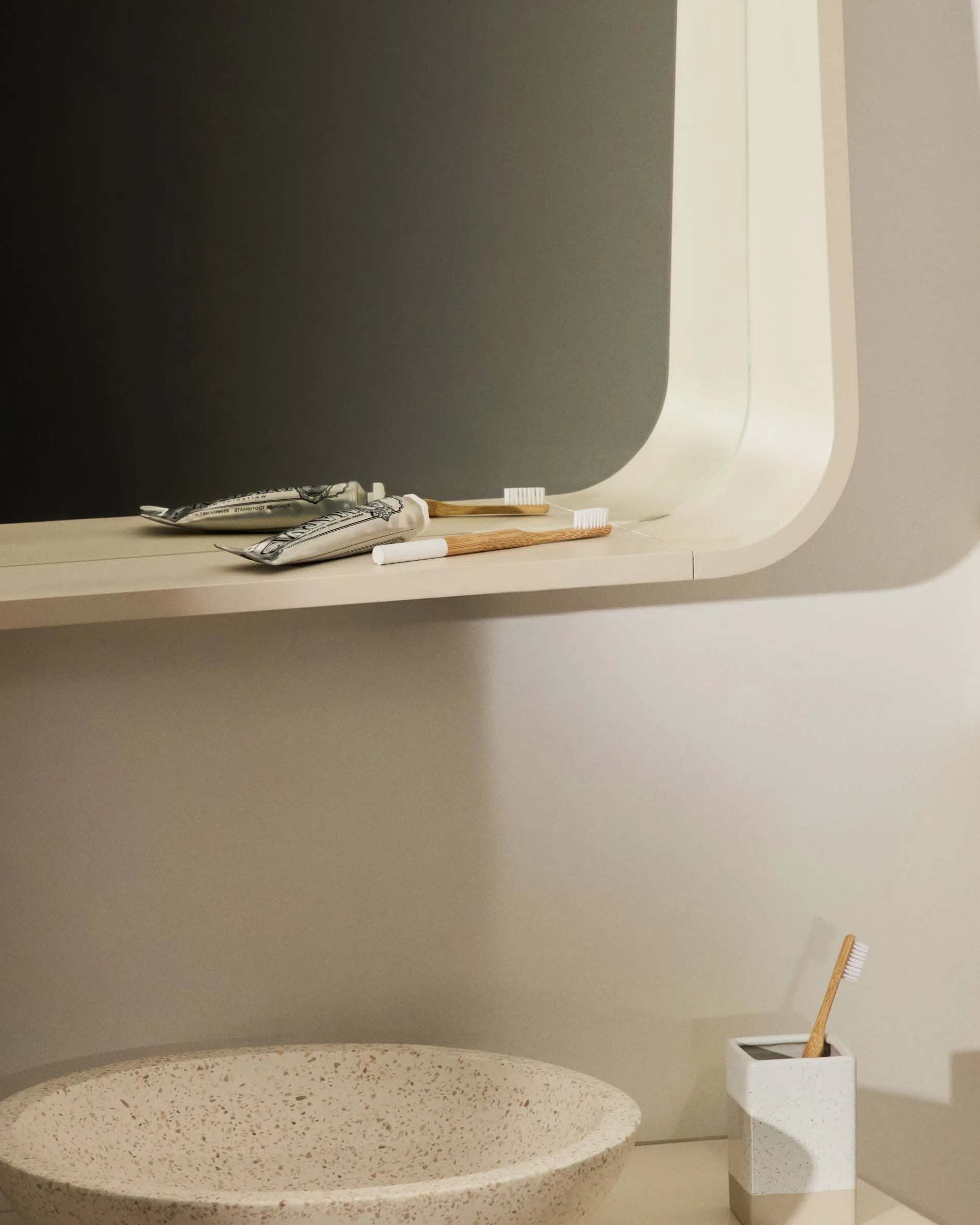 Spiegel Salaya 90x60 cm aus Eschenschichtholz, beige lackiert, von Kave Home – stilvoll und perfekt für zeitgemäße Inneneinrichtung.