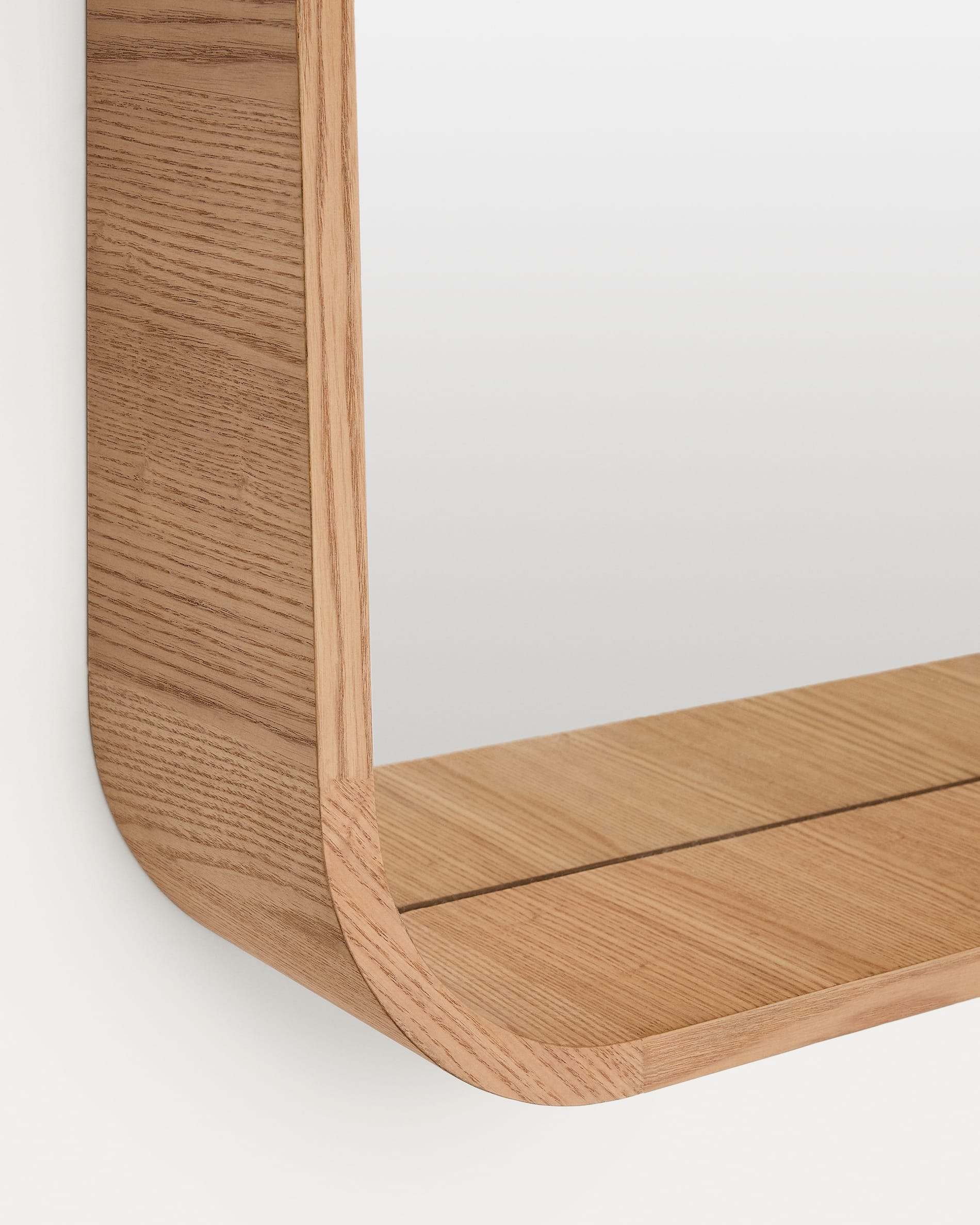 Eleganter Spiegel Salaya aus Eschensperrholz mit natürlichem Finish, 90x60 cm, von Kave Home. Ideal für moderne Wohnräume.