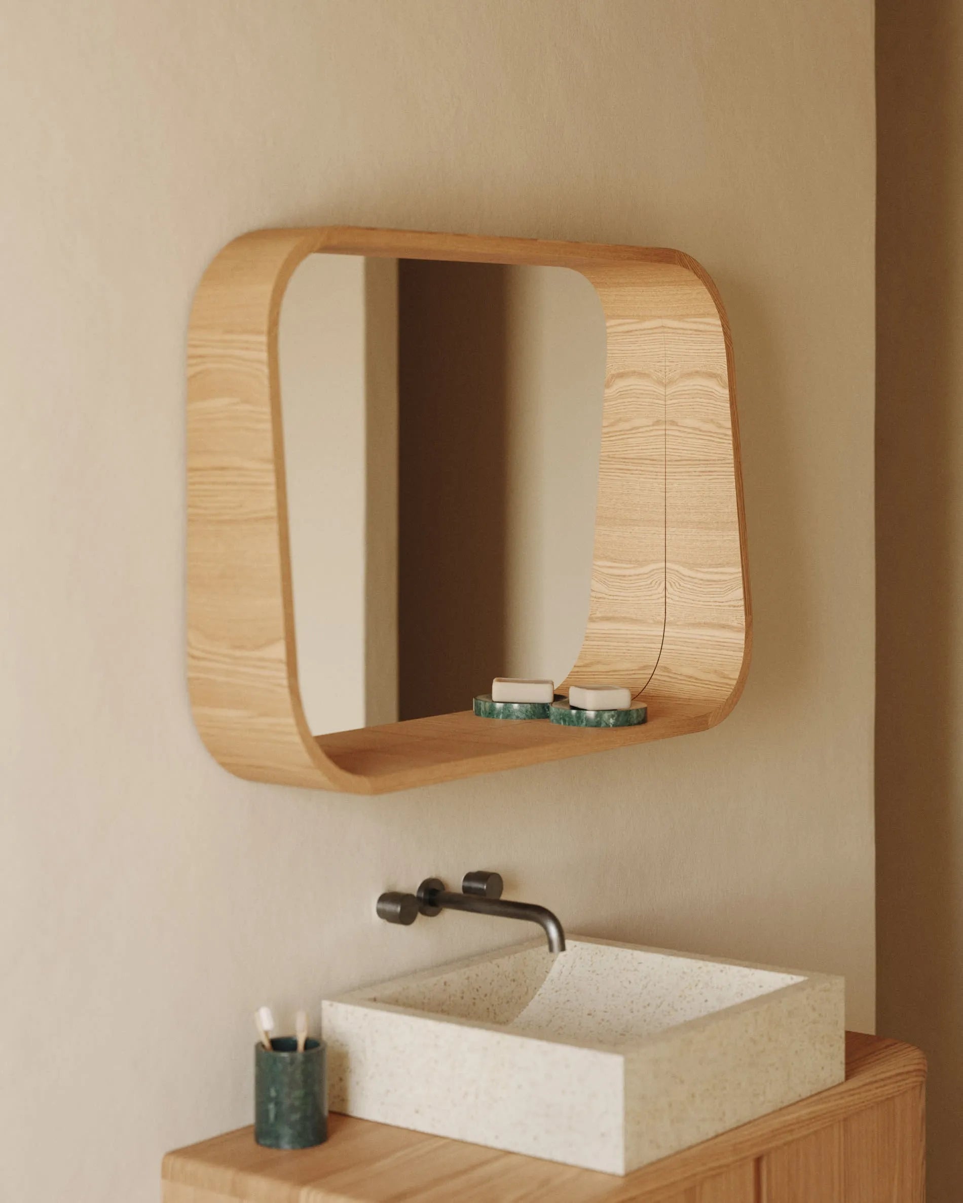 Eleganter Spiegel Salaya aus Eschensperrholz mit natürlichem Finish, 90x60 cm, von Kave Home. Ideal für moderne Wohnräume.