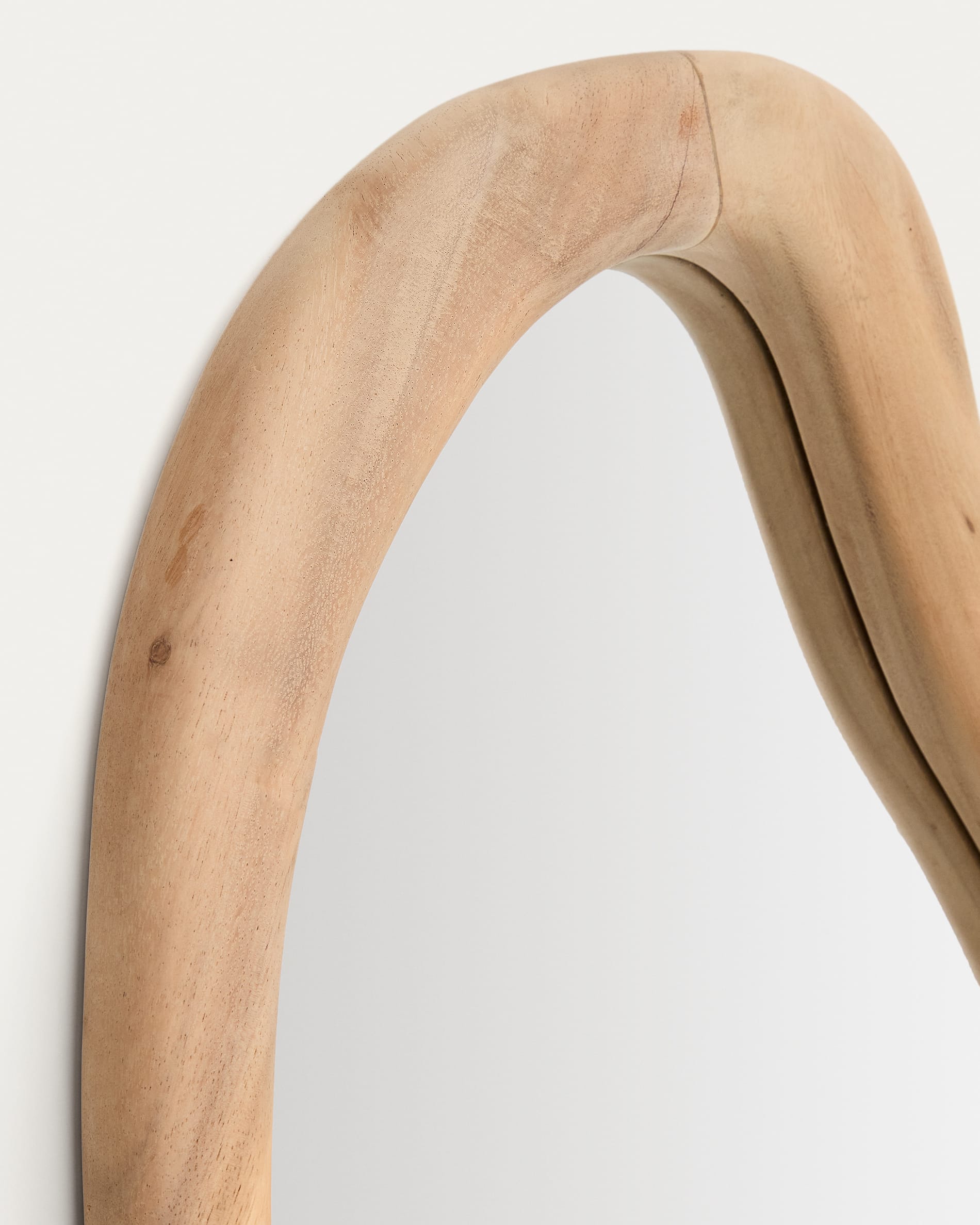 Eleganter Selem Spiegel aus Mungurholz, 68x44 cm, mit natürlichem Finish. Ideal für moderne und stilvolle Inneneinrichtungen.