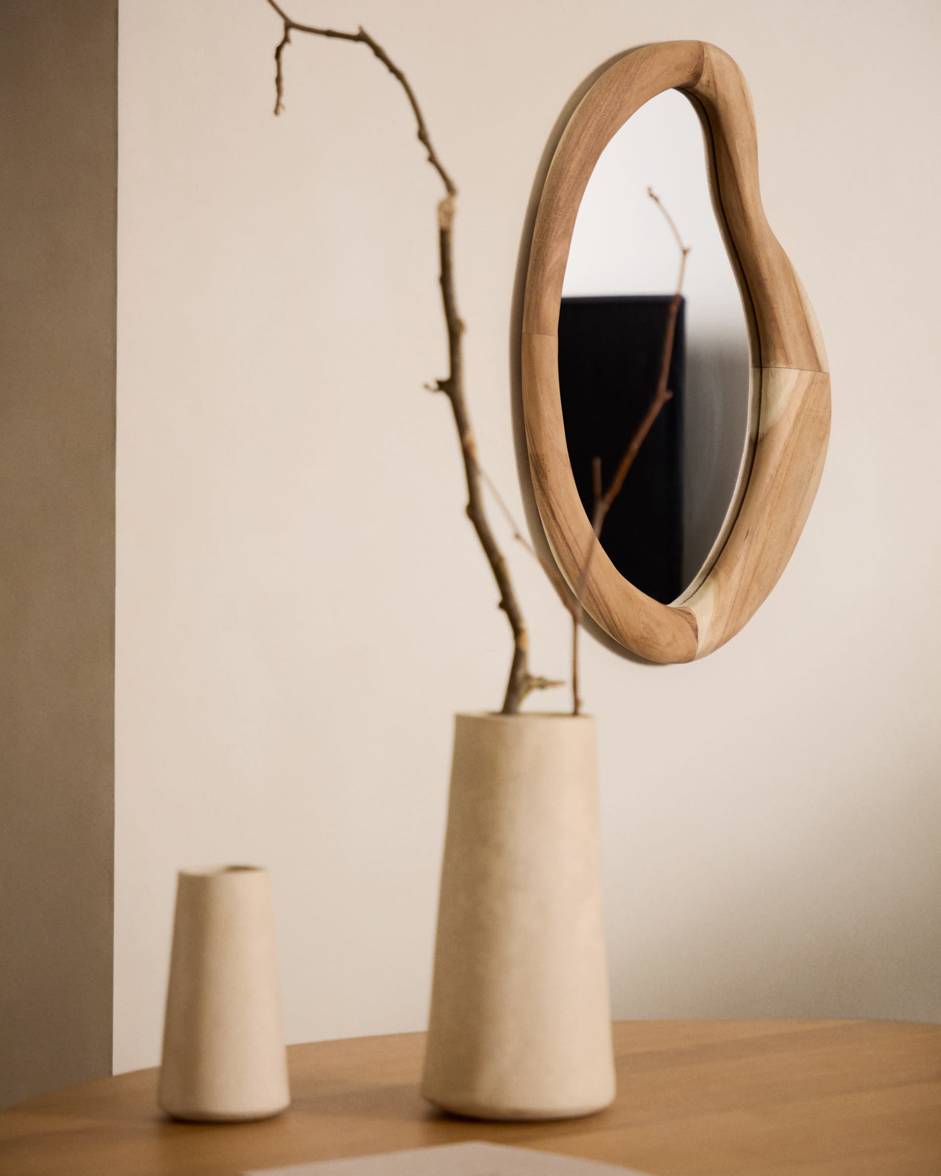 Selem mirror made of munggur wood with a natural finish, 68 x 44 cm