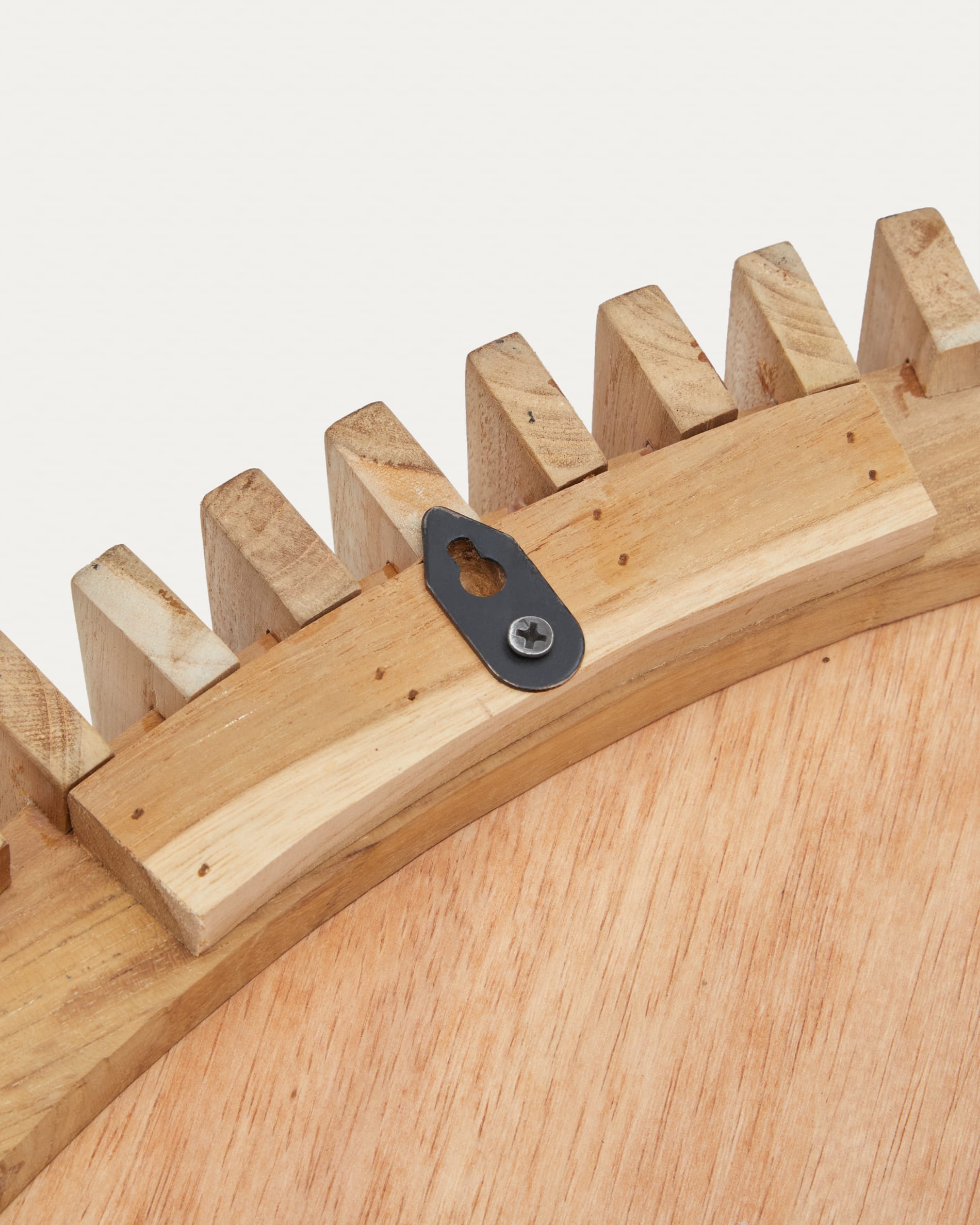 Eleganter runder Spiegel aus hochwertigem Teakholz, Ø 100 cm, von Kave Home – stilvolles Design für moderne Wohnräume.
