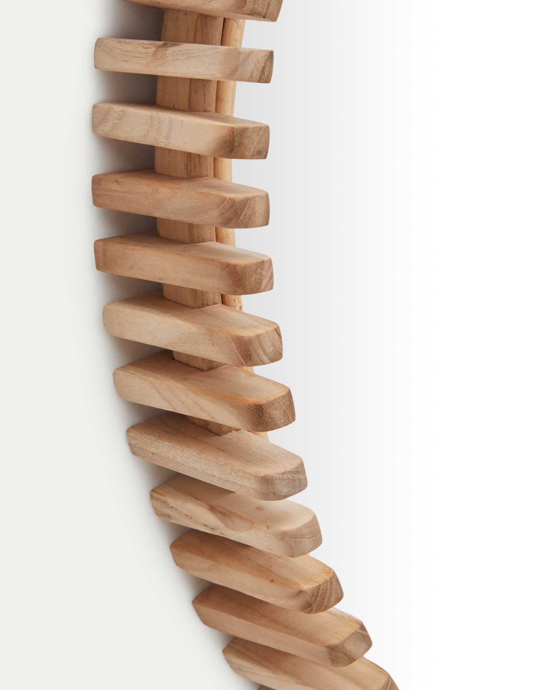 Runder Spiegel mit 80 cm Durchmesser, umrahmt von edlem Teakholz. Ideal für moderne und geschmackvolle Inneneinrichtung.
