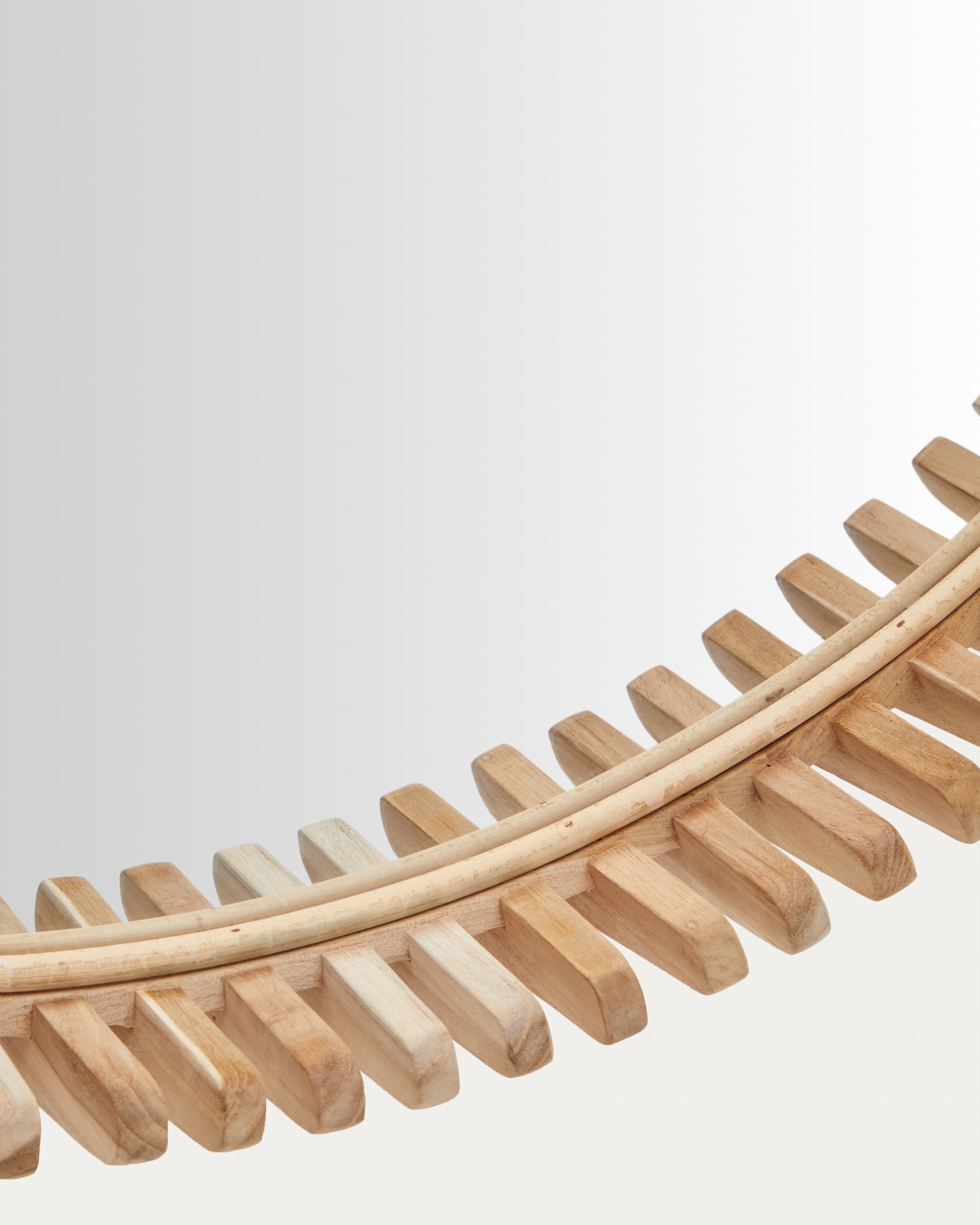 Eleganter runder Spiegel (Ø 80 cm) mit hochwertigem Teakholzrahmen, perfekt für stilvolle und zeitgemäße Wohnräume.