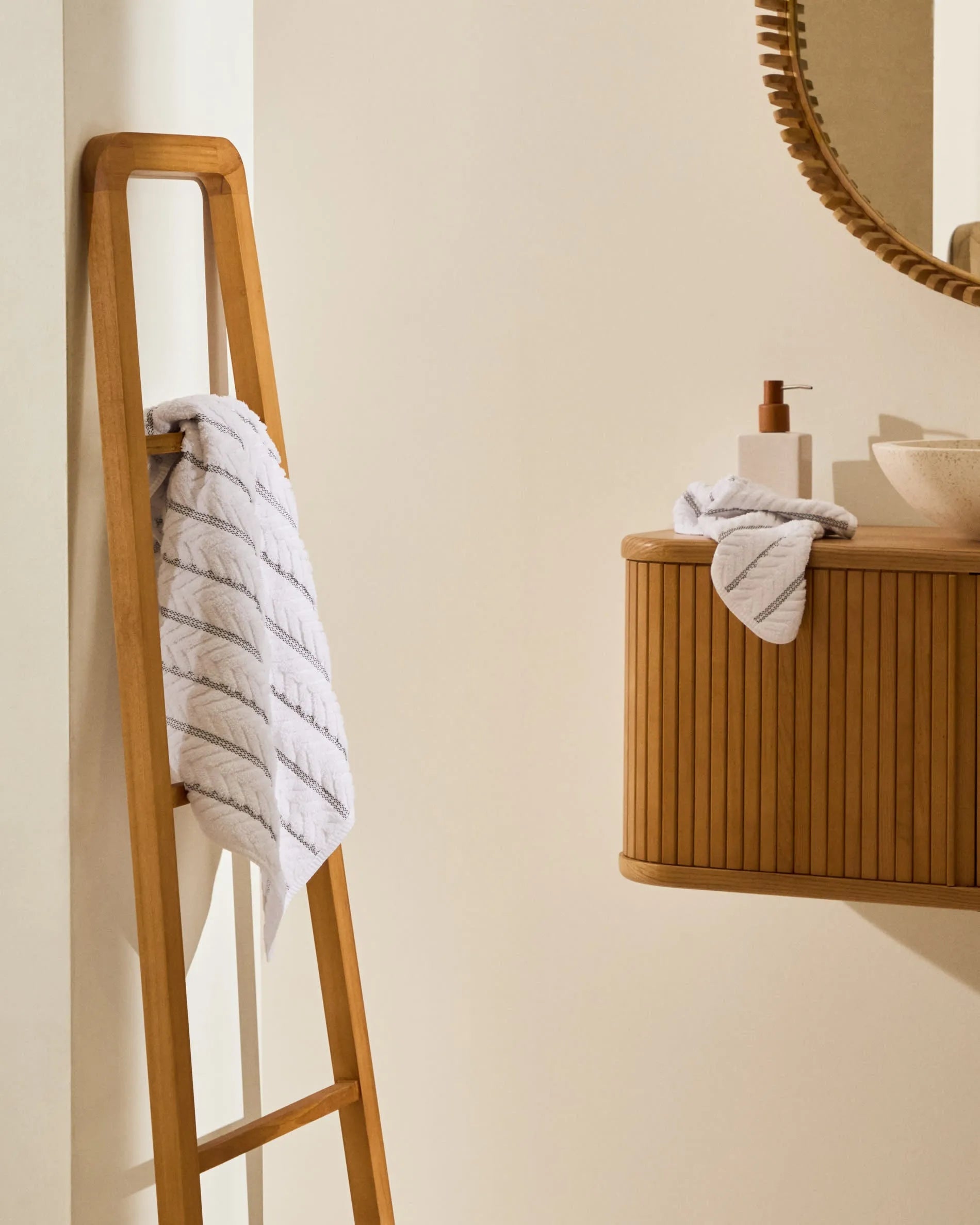 Eleganter runder Spiegel aus Teakholz, 60 cm Durchmesser, perfekt für stilvolle und zeitgemäße Wohnraumgestaltung.