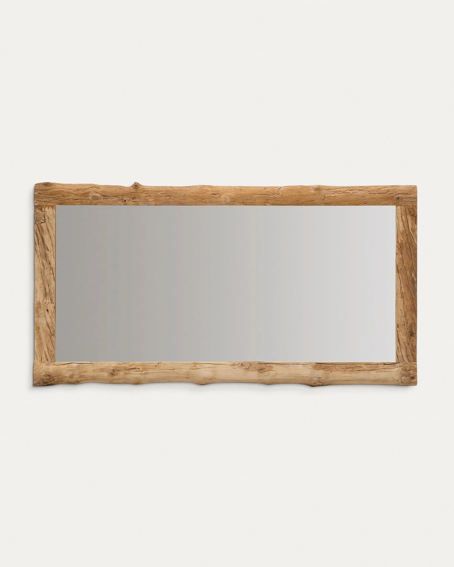 Der Ibro Spiegel von Kave Home (105x200 cm) besticht durch seinen stilvollen Holzrahmen und passt perfekt in moderne Wohnkonzepte.