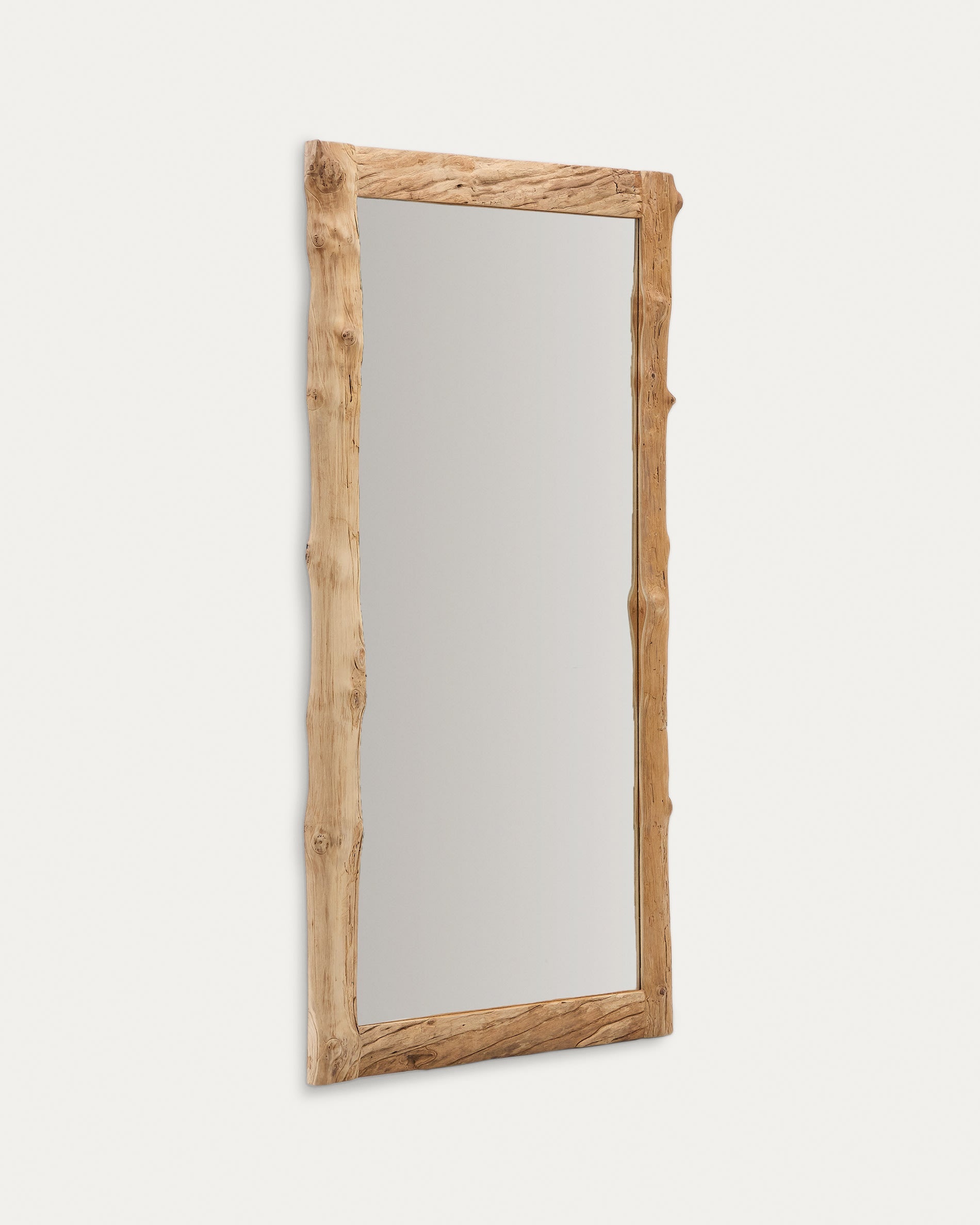 Der Ibro Spiegel von Kave Home (105x200 cm) überzeugt mit elegantem Holzrahmen und ist ideal für zeitgemäße Wohnkonzepte.