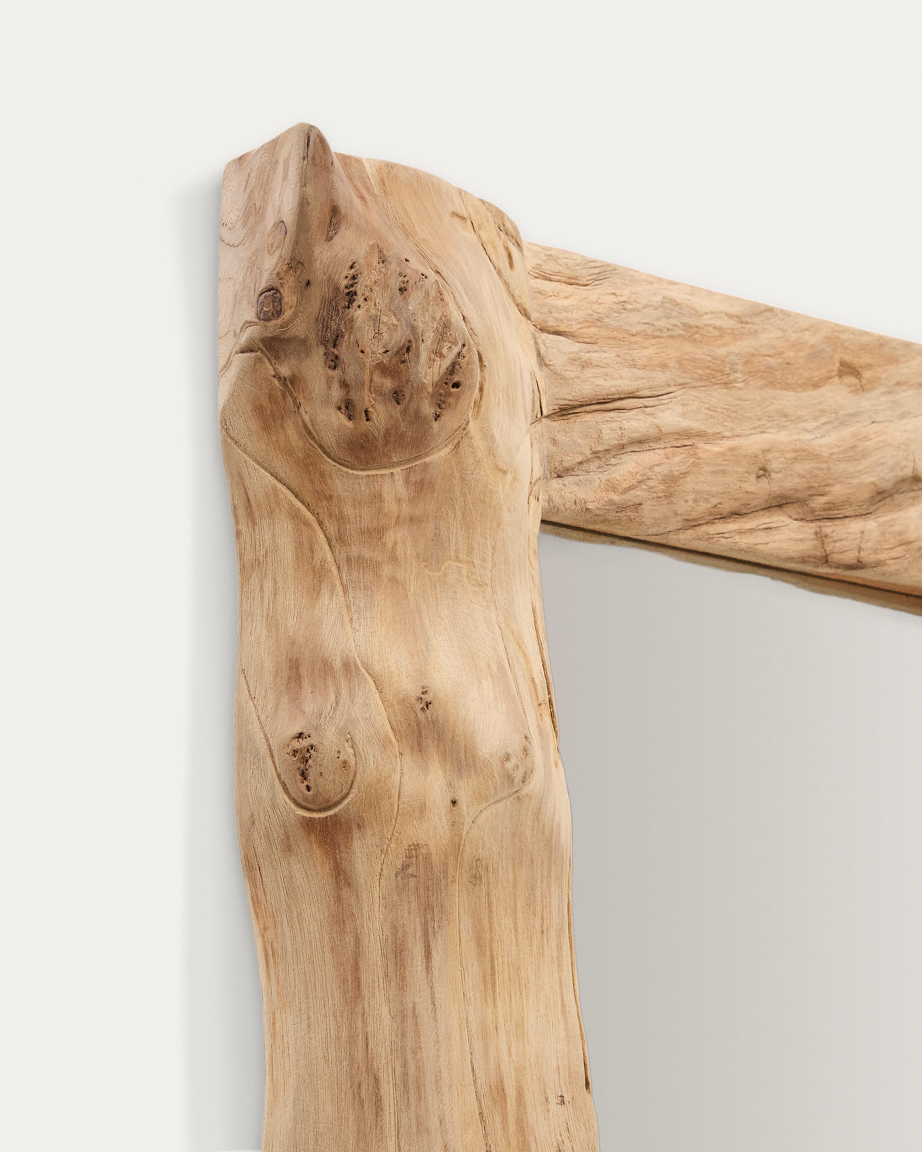 Der Ibro Spiegel (105x200 cm) von Kave Home besticht durch seinen edlen Holzrahmen und passt perfekt in moderne Wohnräume.