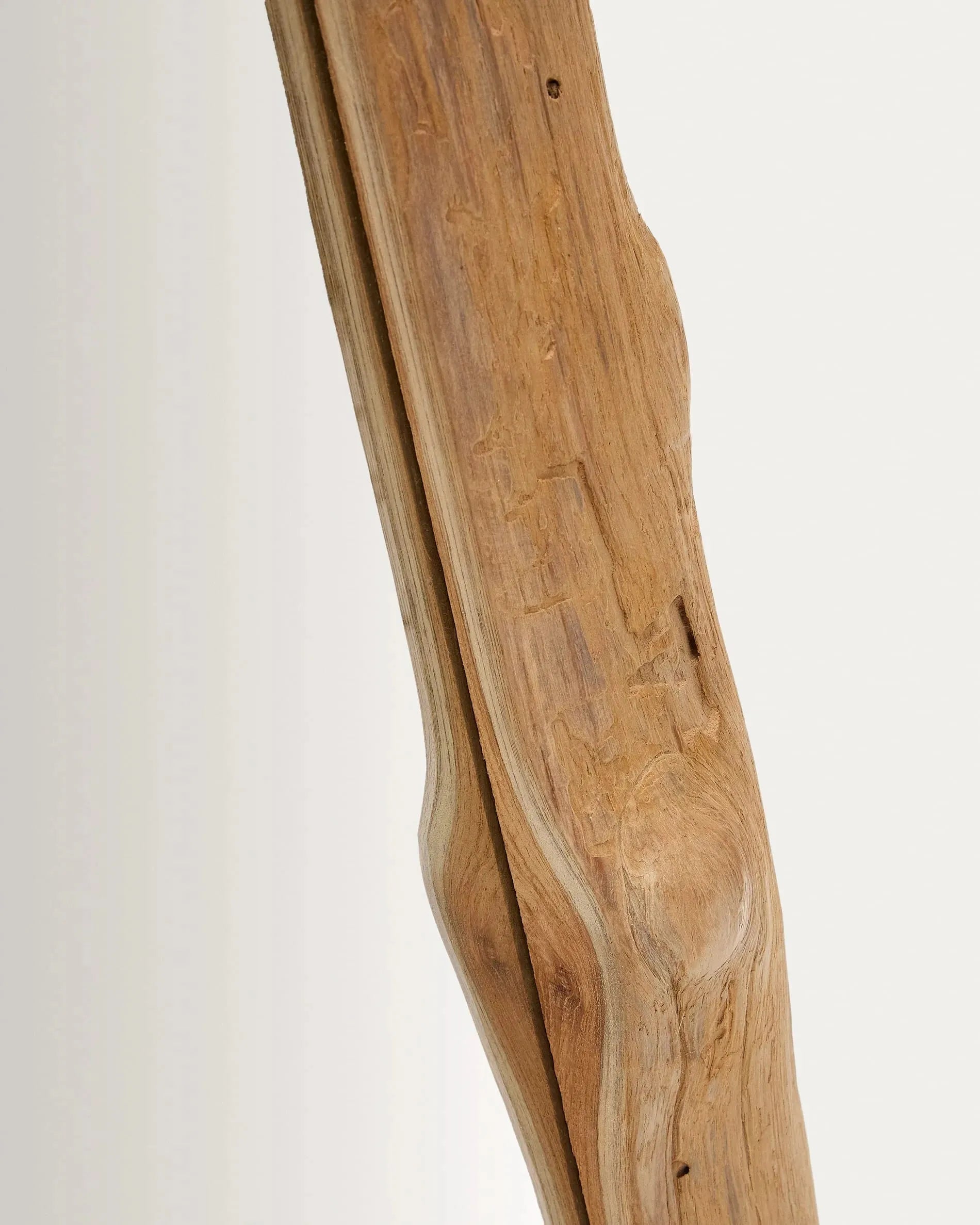 Der Ibro Spiegel von Kave Home (105x200 cm) besticht durch seinen eleganten Holzrahmen und passt perfekt in moderne Wohnräume.