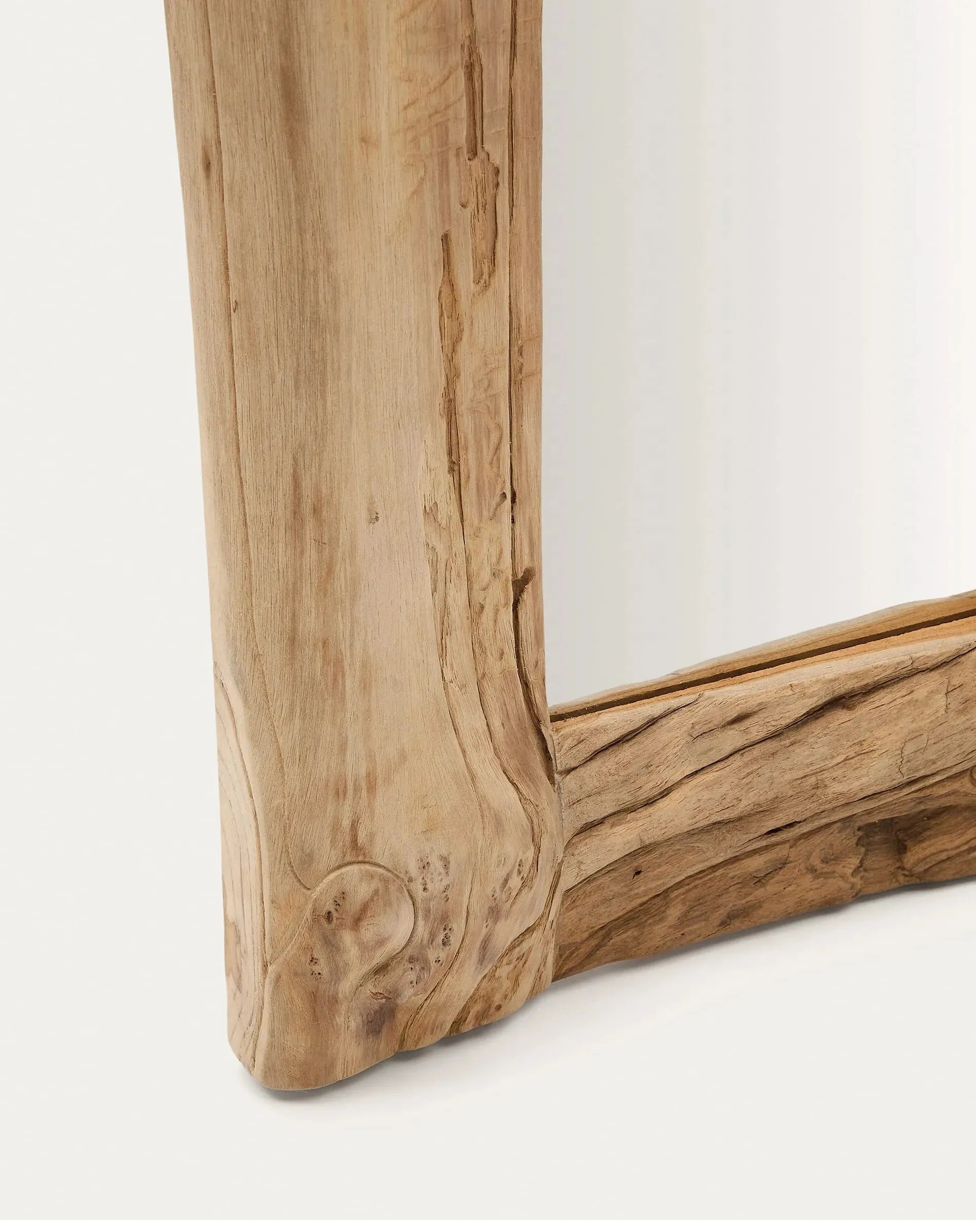 Der Ibro Spiegel von Kave Home (105x200 cm) überzeugt mit seinem eleganten Holzrahmen und ist ideal für zeitgemäße Wohnräume.
