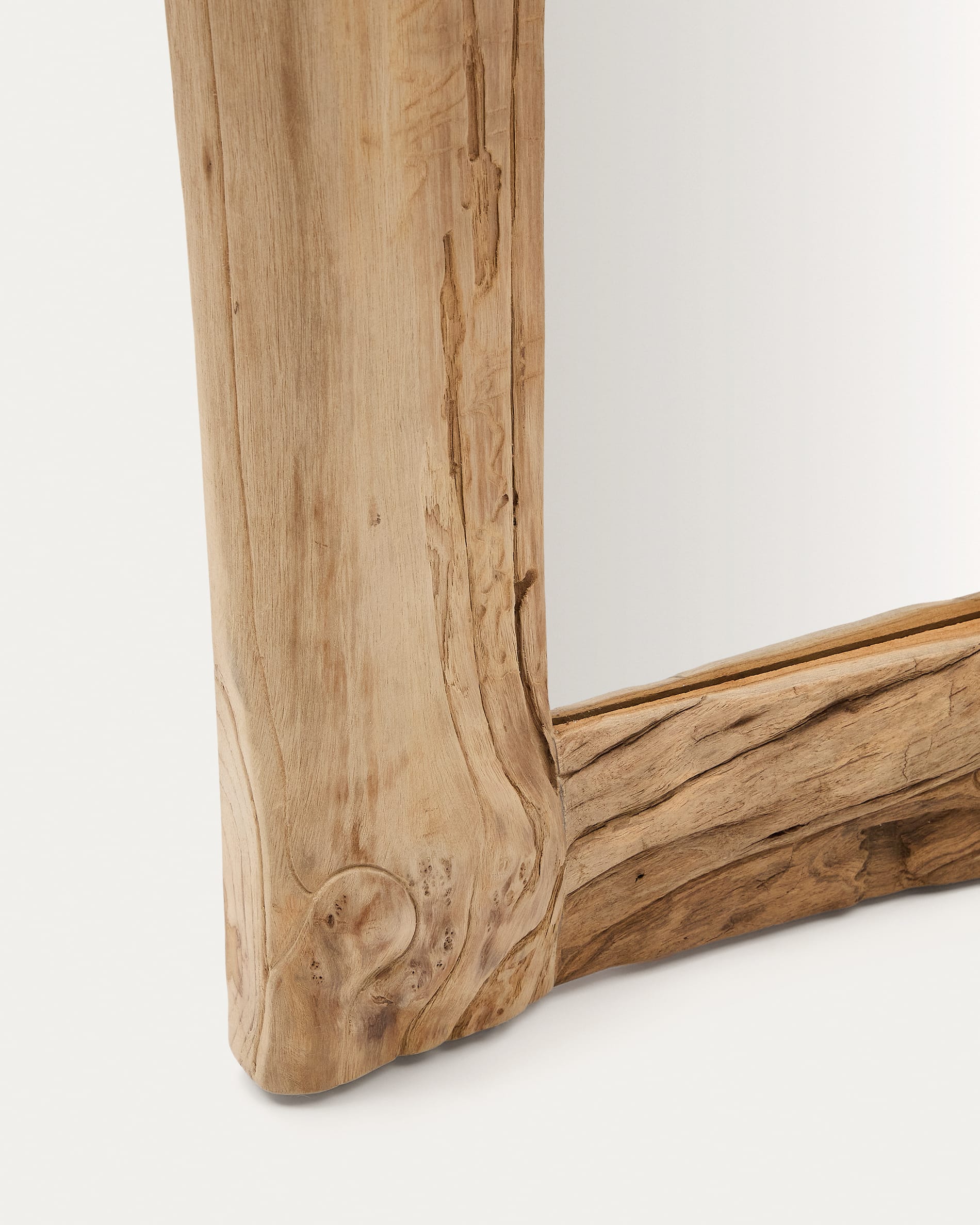 Der Ibro Spiegel von Kave Home (105x200 cm) kombiniert elegantes Holzdesign mit Funktionalität, ideal für moderne Wohnräume.
