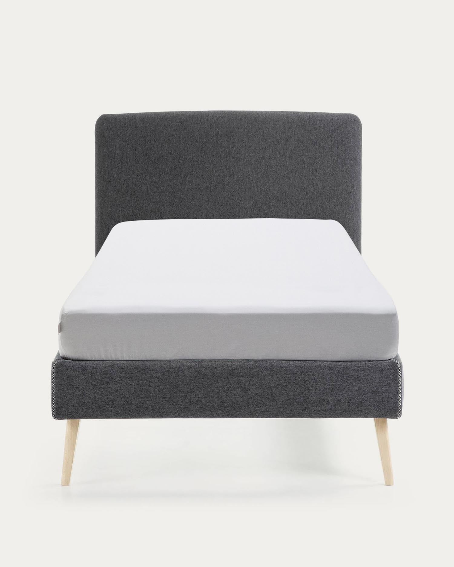 Das Dyla Bett von Kave Home bietet Stil und Funktionalität mit abnehmbarem Bezug, schwarzen Details und stabilen Buchenholzbeinen.
