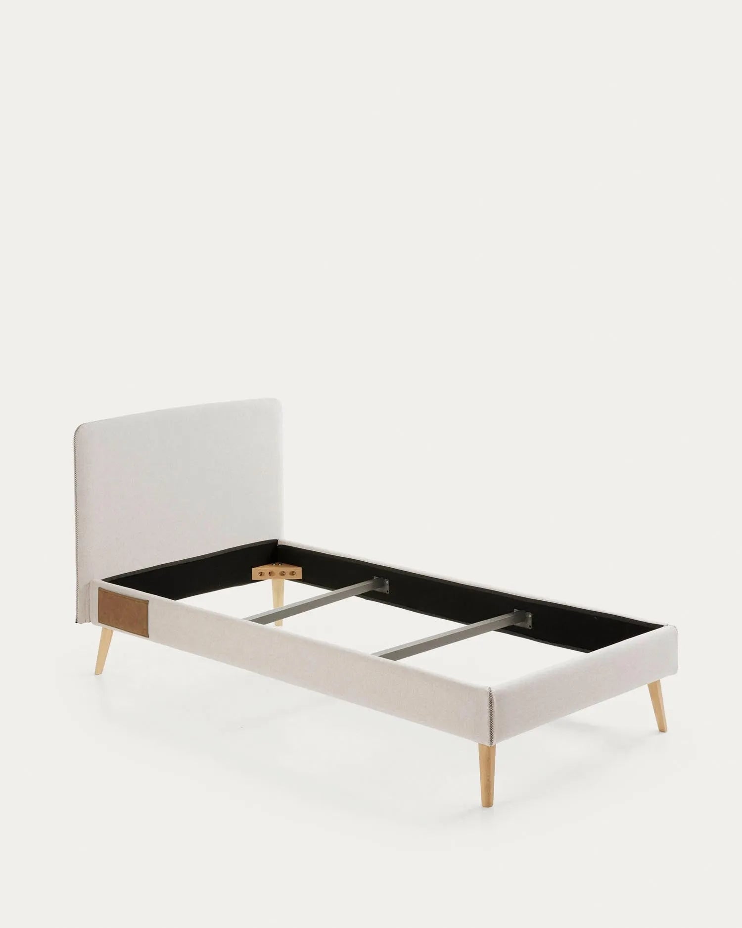 Elegantes Dyla Bett von Kave Home: Minimalistisches Design, massive Buchenbeine, abnehmbarer Bezug, ideal für 90x190 cm Matratze.