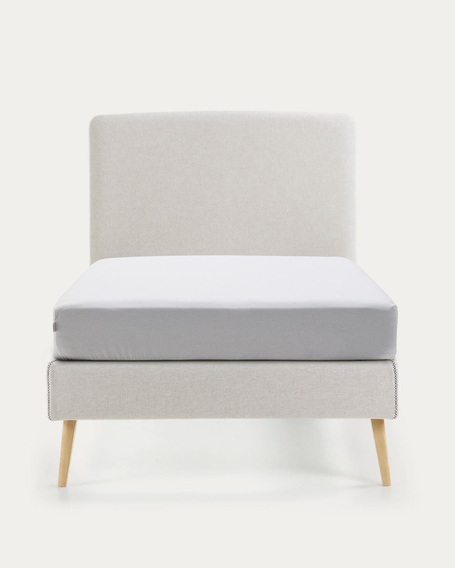 Elegantes Dyla Bett: Minimalistisches Design, massive Buchenbeine, abnehmbarer Bezug in Beige, ideal für 90x190 cm Matratzen.