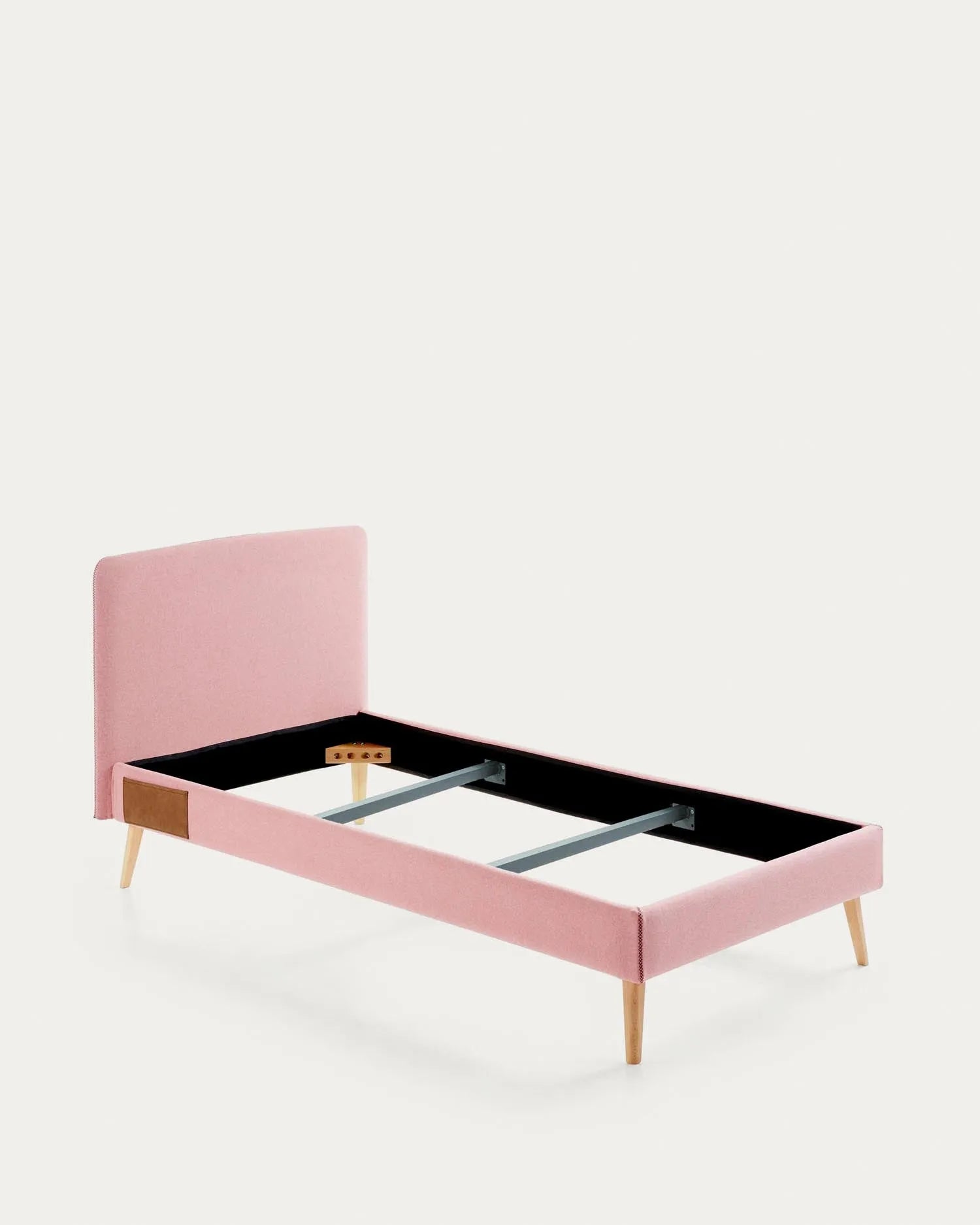 Das Dyla Bett von Kave Home: Stilvolles Design mit rosa abnehmbarem Bezug und massiven Buchenbeinen, ideal für 90x190 cm Matratzen.