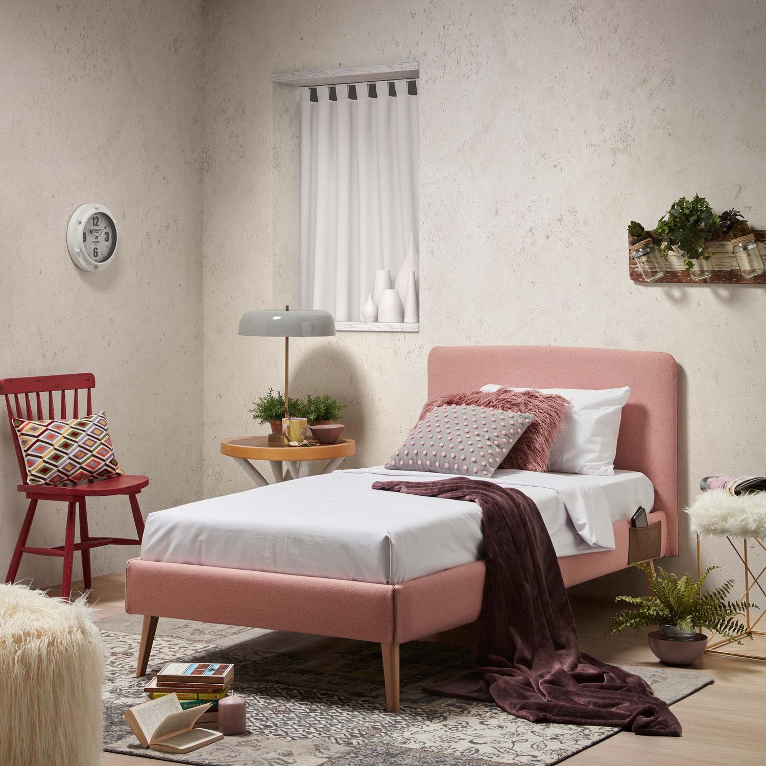Entdecken Sie das Dyla Bett von Kave Home: elegantes Design mit abnehmbarem rosa Bezug und stabilen Buchenbeinen für Matratzen 90 x 190 cm.