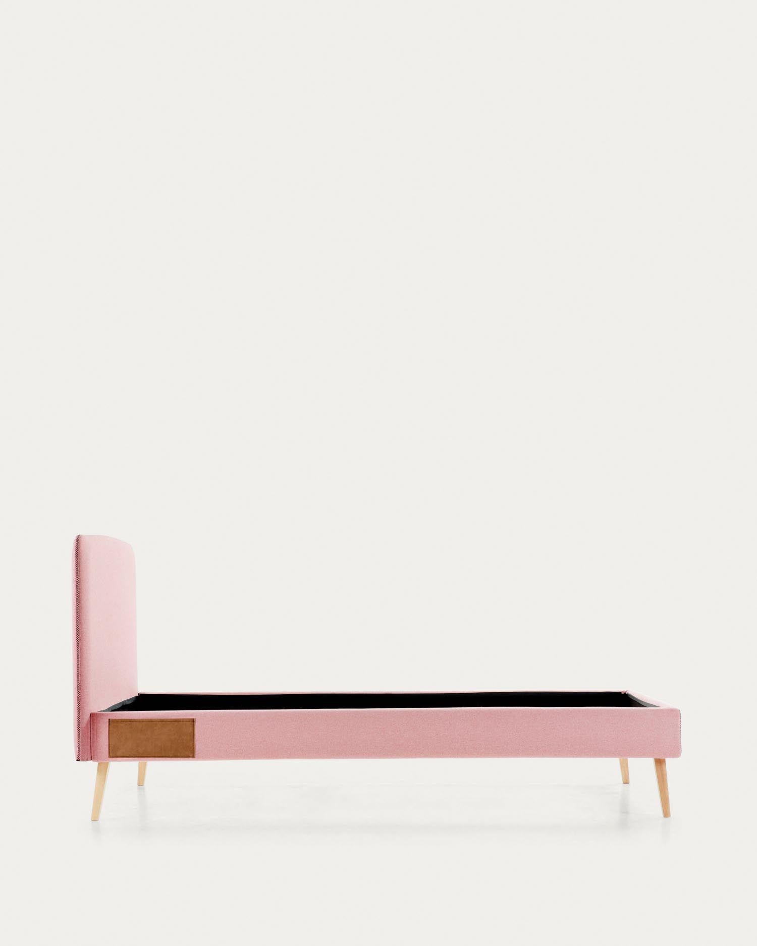 Entdecken Sie das Dyla Bett von Kave Home: eleganter rosa Bezug, robuste Buche und abnehmbarer Bezug für mühelose Pflege. Ideal für Einzelpersonen!