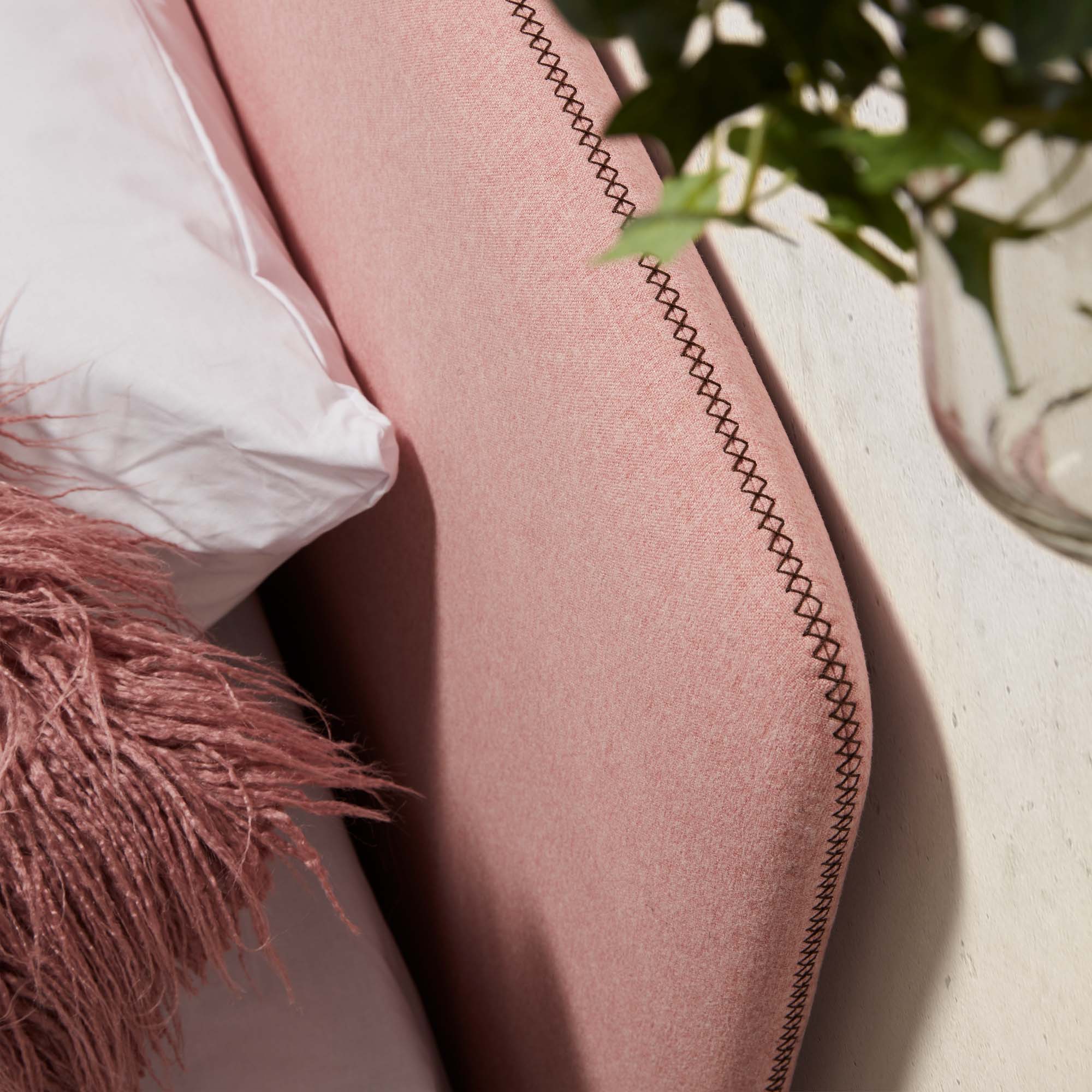 Das Dyla Bett von Kave Home kombiniert Stil und Funktionalität mit rosa Bezug, Buchenholzbeinen und Platz für eine 90x190 cm Matratze.