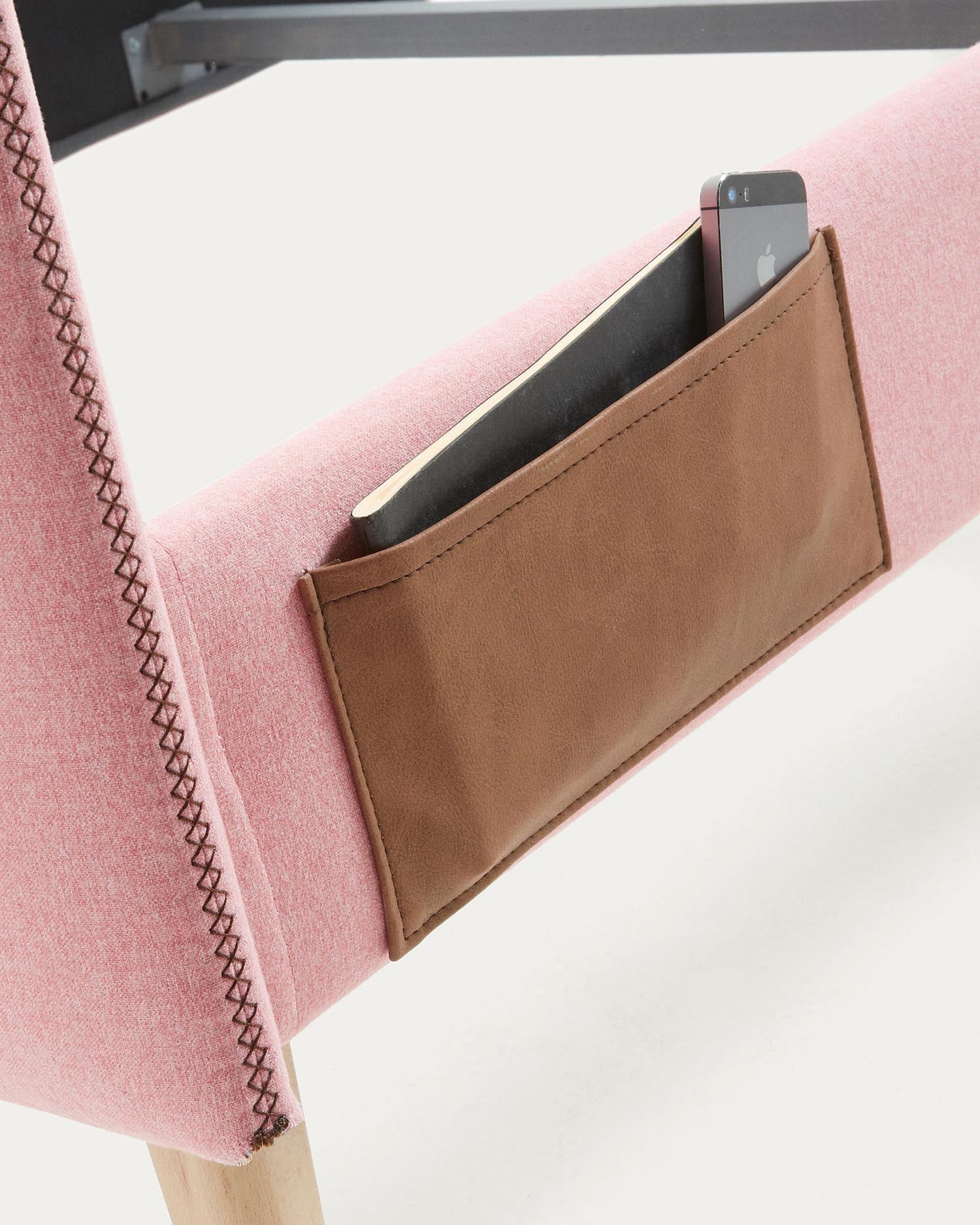 Entdecken Sie das Dyla Bett von Kave Home: eleganter rosa Bezug, robuste Buche und pflegeleichtes Design für optimalen Schlafkomfort.