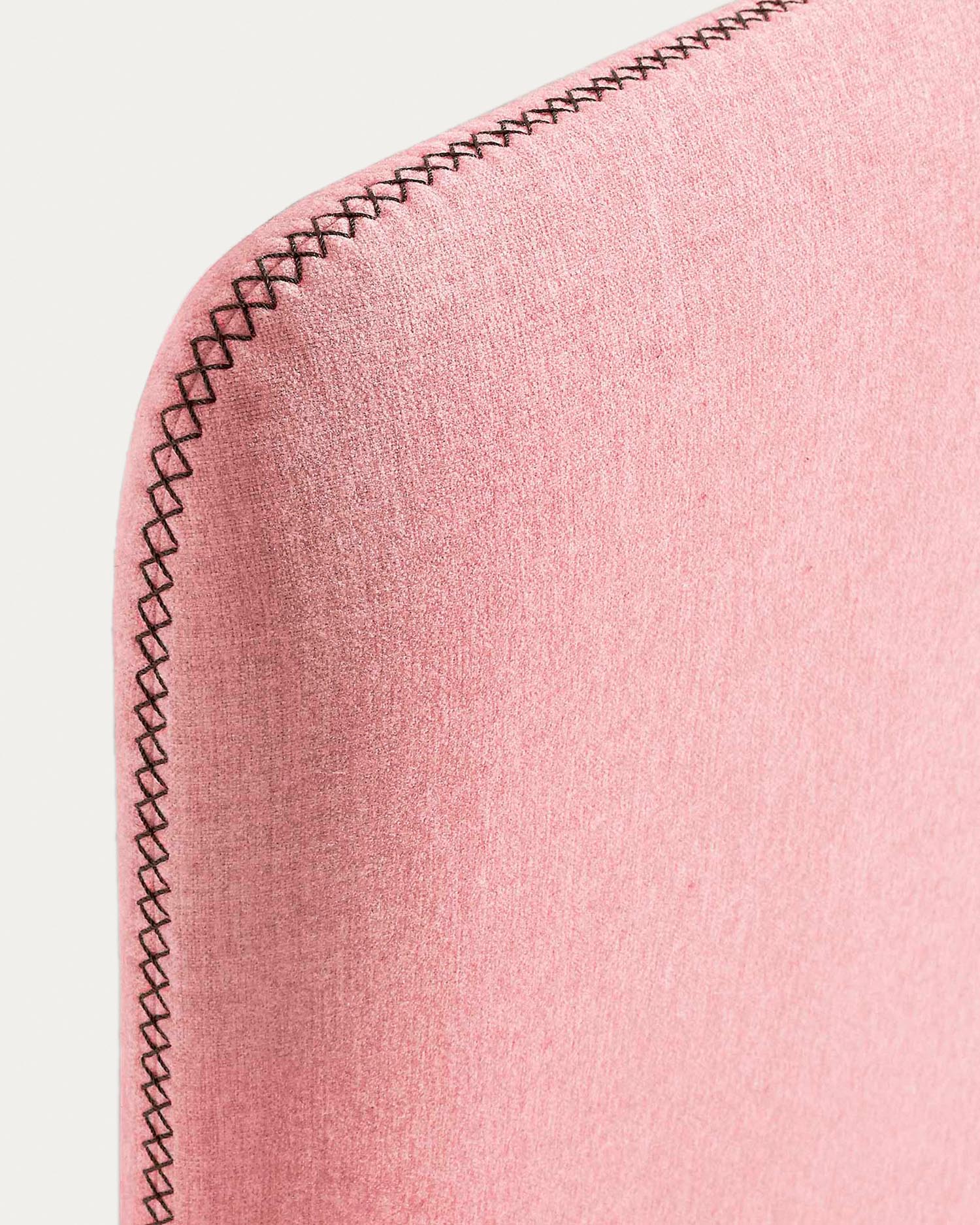 Erleben Sie das Dyla Bett von Kave Home: stilvoller rosa Bezug, massive Buche und abnehmbarer Bezug für mühelose Pflege und modernen Schlafkomfort.