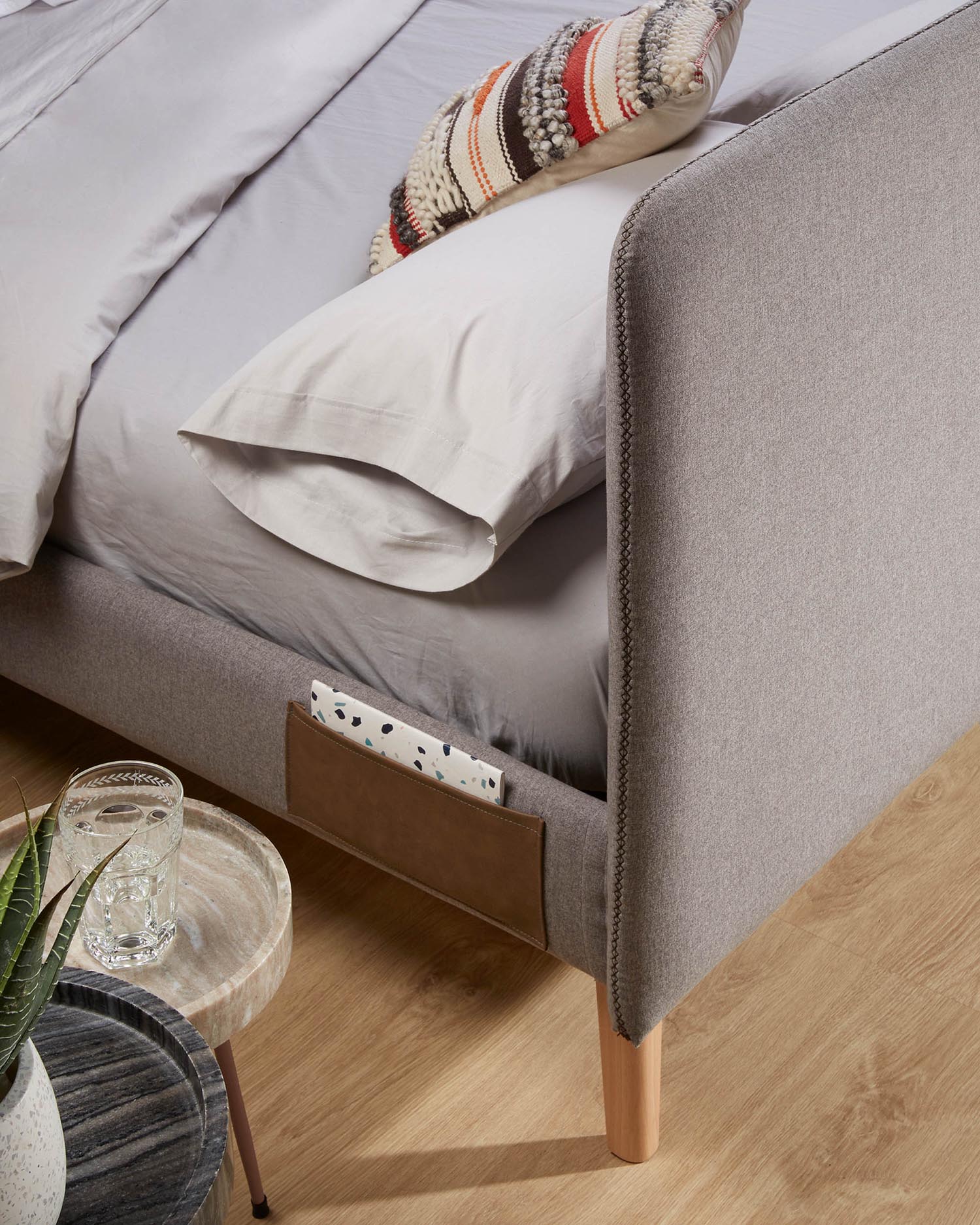 Elegantes Dyla Bettkopfteil in Grau für 90 cm Betten. Abnehmbarer Bezug, langlebig und pflegeleicht. Nachhaltig mit FSC Mix Credit.