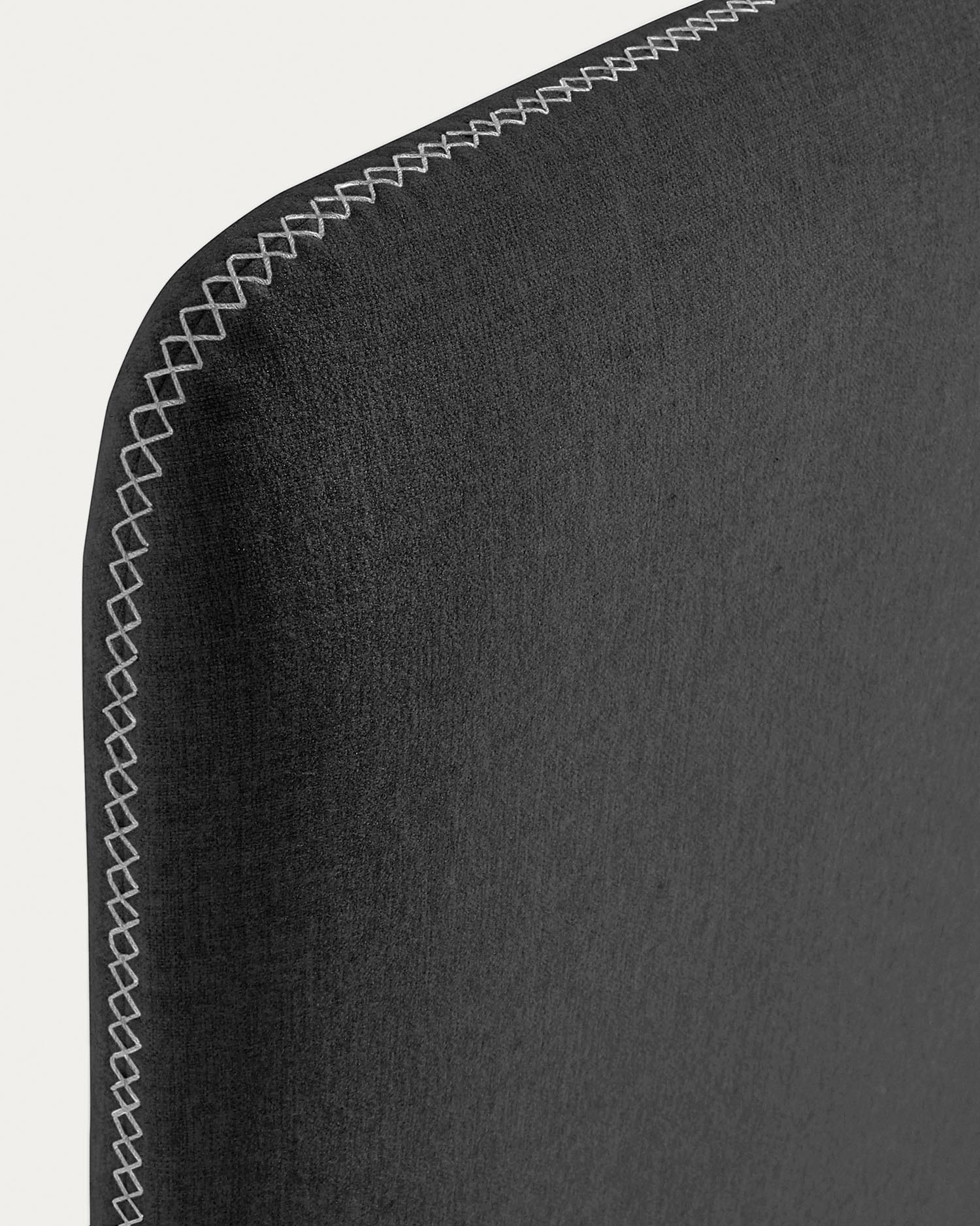 Bettkopfteil Dyla mit abnehmbarem Bezug in Schwarz für Bett von 150 cm FSC Mix Credit in Schwarz präsentiert im Onlineshop von KAQTU Design AG. Zubehör Bett ist von Kave Home