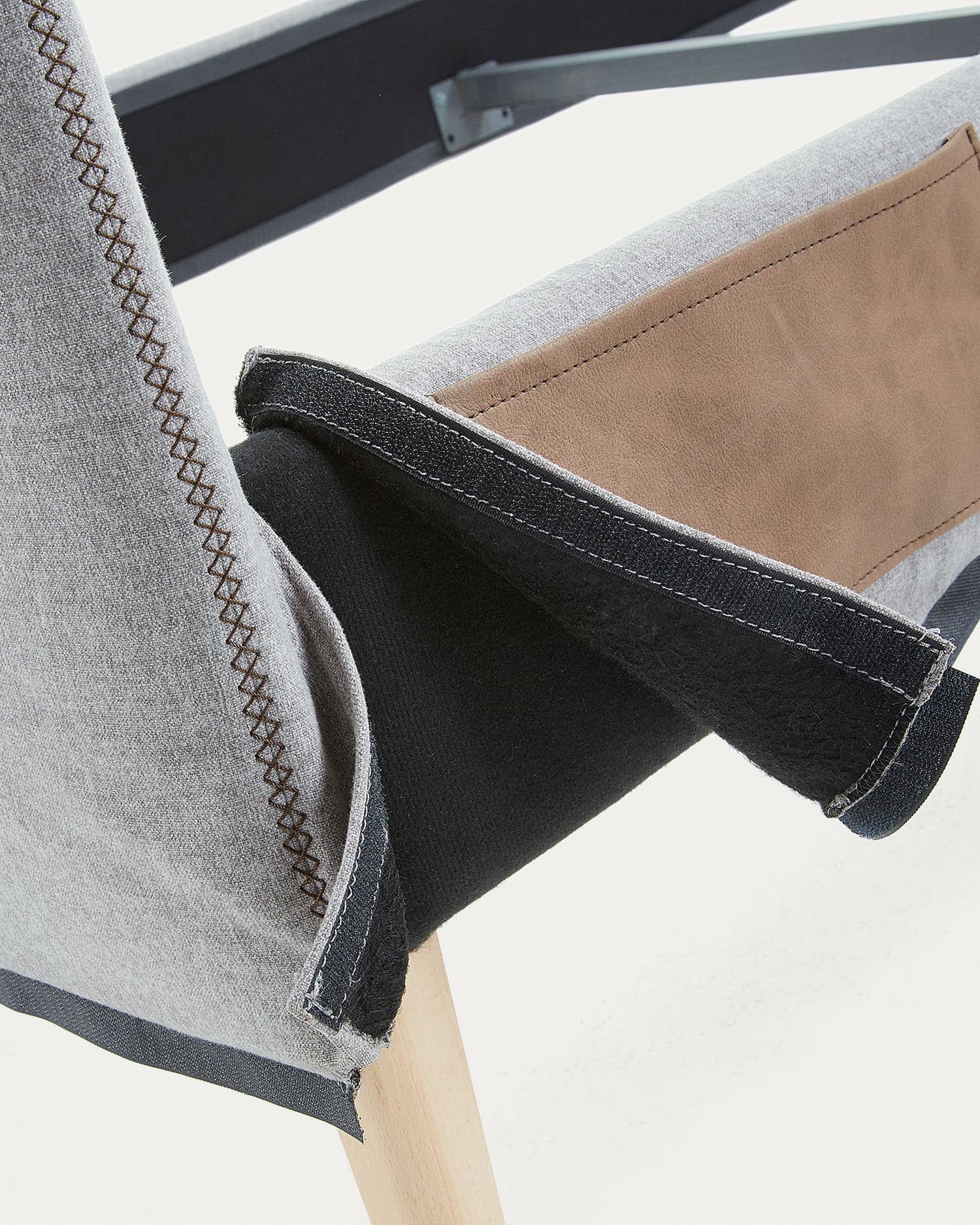 Bettkopfteil Dyla mit abnehmbarem Bezug in Schwarz für Bett von 150 cm FSC Mix Credit in Schwarz präsentiert im Onlineshop von KAQTU Design AG. Zubehör Bett ist von Kave Home