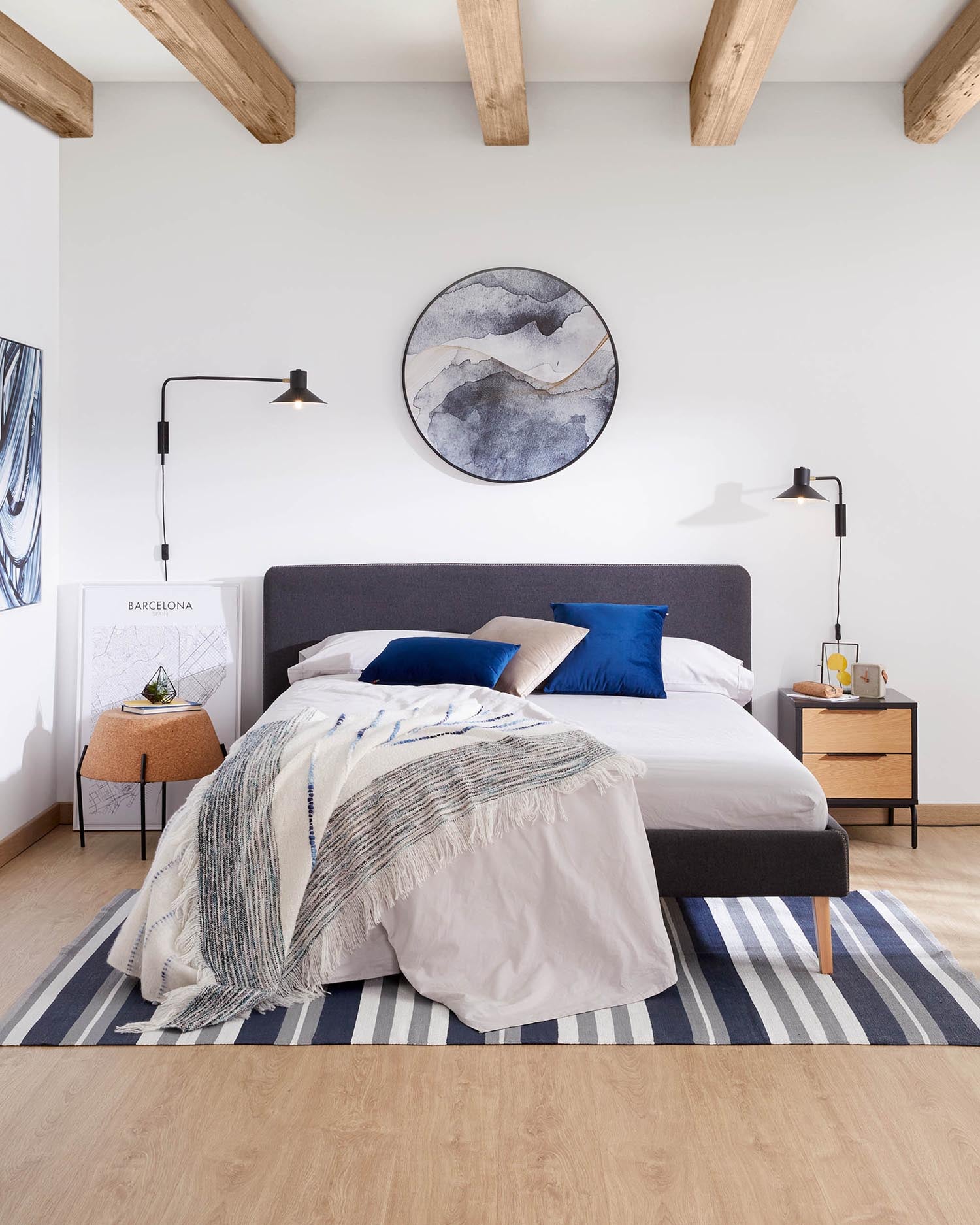 Entdecken Sie das elegante Bettkopfteil Dyla in Schwarz von Kave Home. Mit abnehmbarem Bezug und nachhaltigen Materialien für stilvollen Komfort.