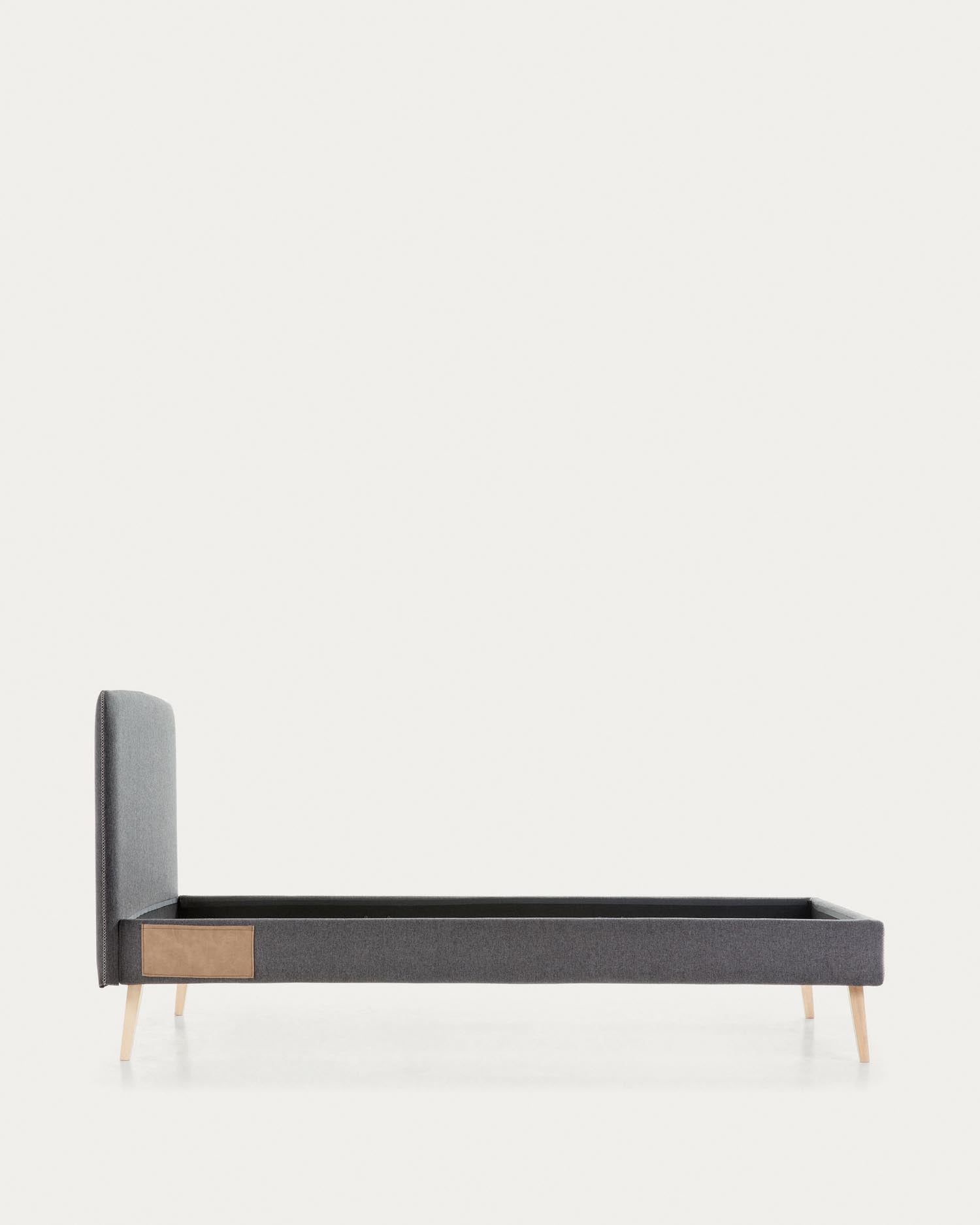 Schwarzer Dyla Bettbezug von Kave Home, geeignet für 90x190 cm Matratzen, perfekt für moderne Schlafzimmer.