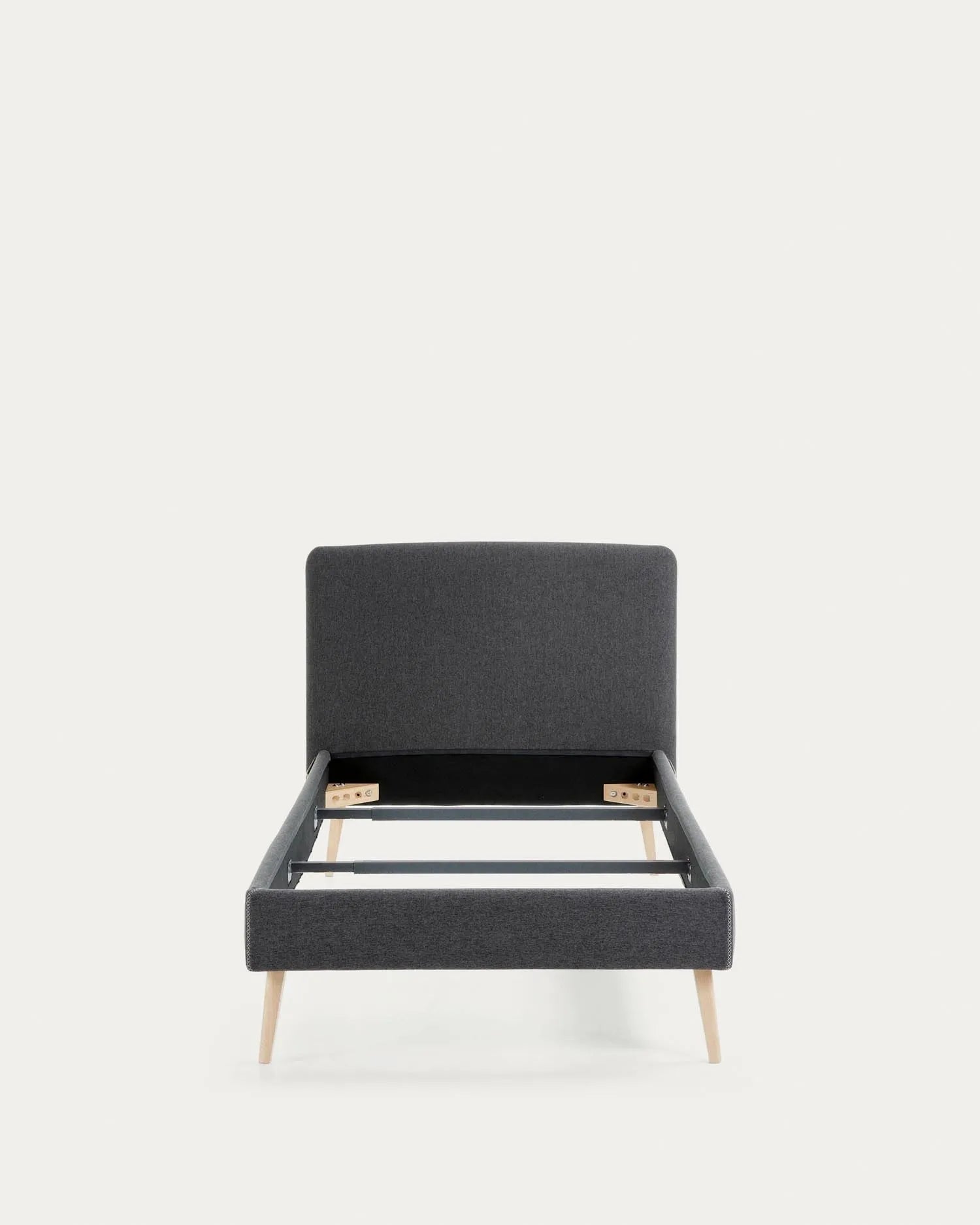 Schwarzer Dyla Bettbezug von Kave Home, geeignet für 90x190 cm Matratzen, perfekt für moderne und elegante Schlafzimmer.