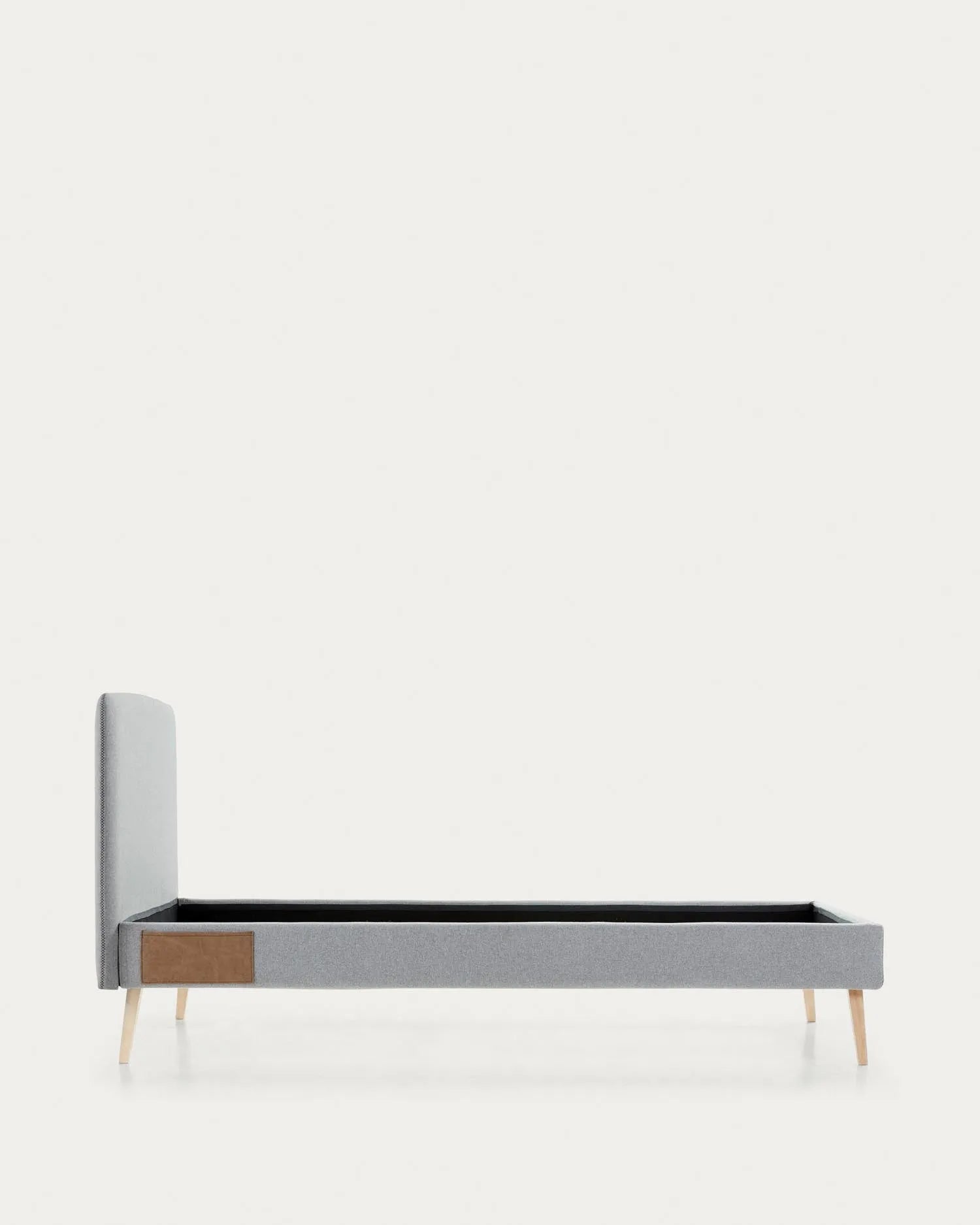 Eleganter Dyla Bettbezug in Grau, passend für 90x190 cm Betten, von Kave Home, ideal für stilvolle Schlafzimmer.