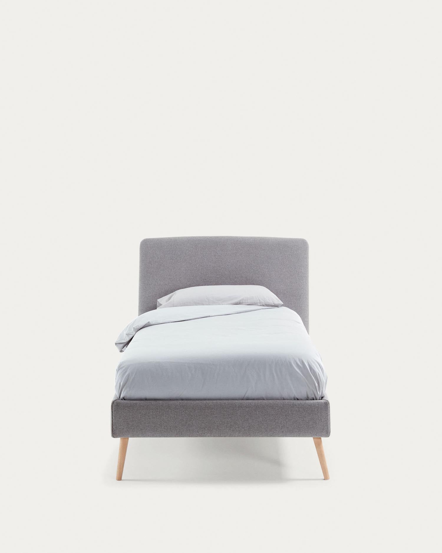 Eleganter grauer Dyla Bettbezug von Kave Home, passend für 90x190 cm Betten, ideal für moderne Schlafzimmer.