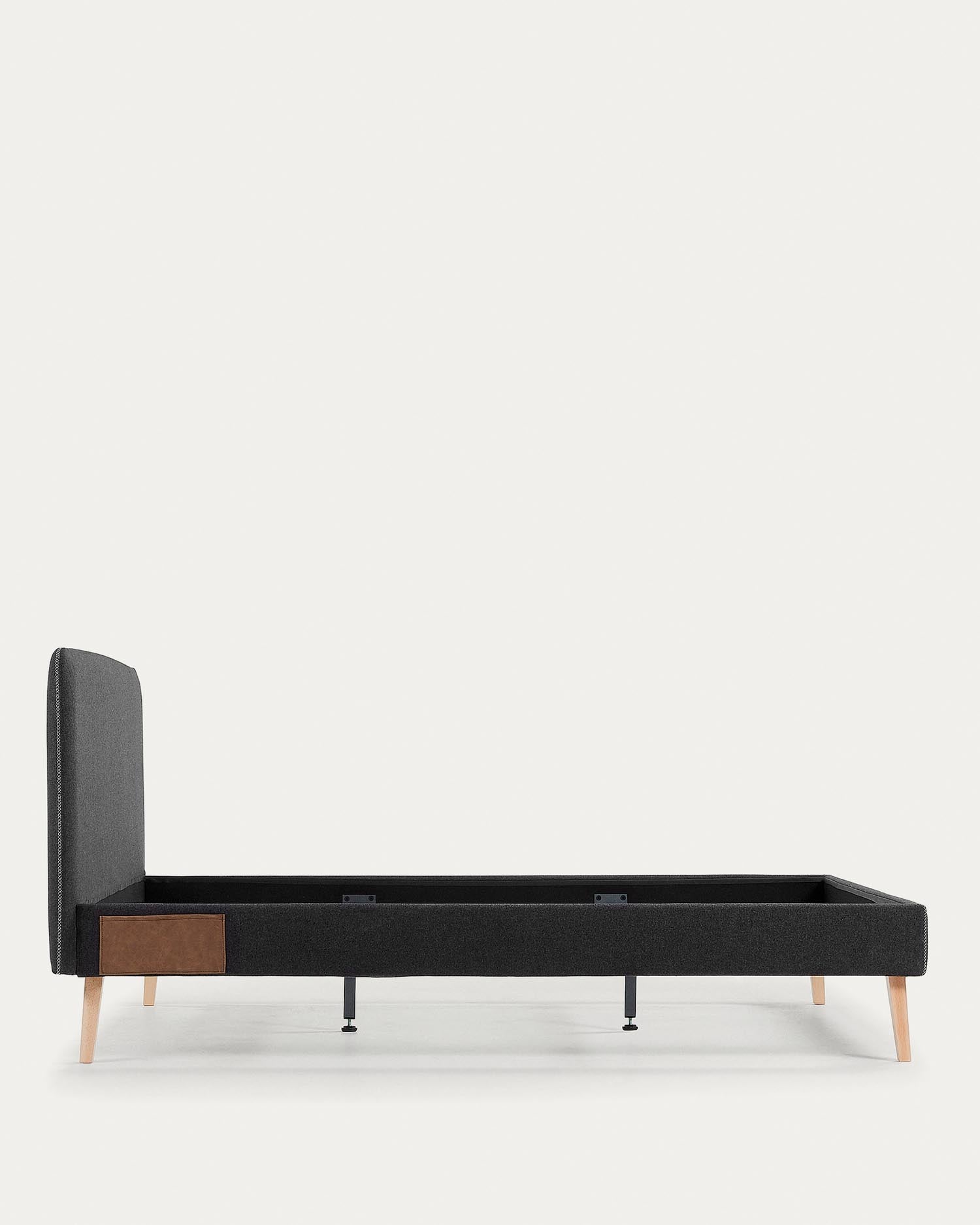 Stilvoller Dyla Bezug in Schwarz für 150 x 190 cm Betten von Kave Home. Hochwertige Verarbeitung, elegante Glasakzente und atmungsaktives Material für besten Schlafkomfort.