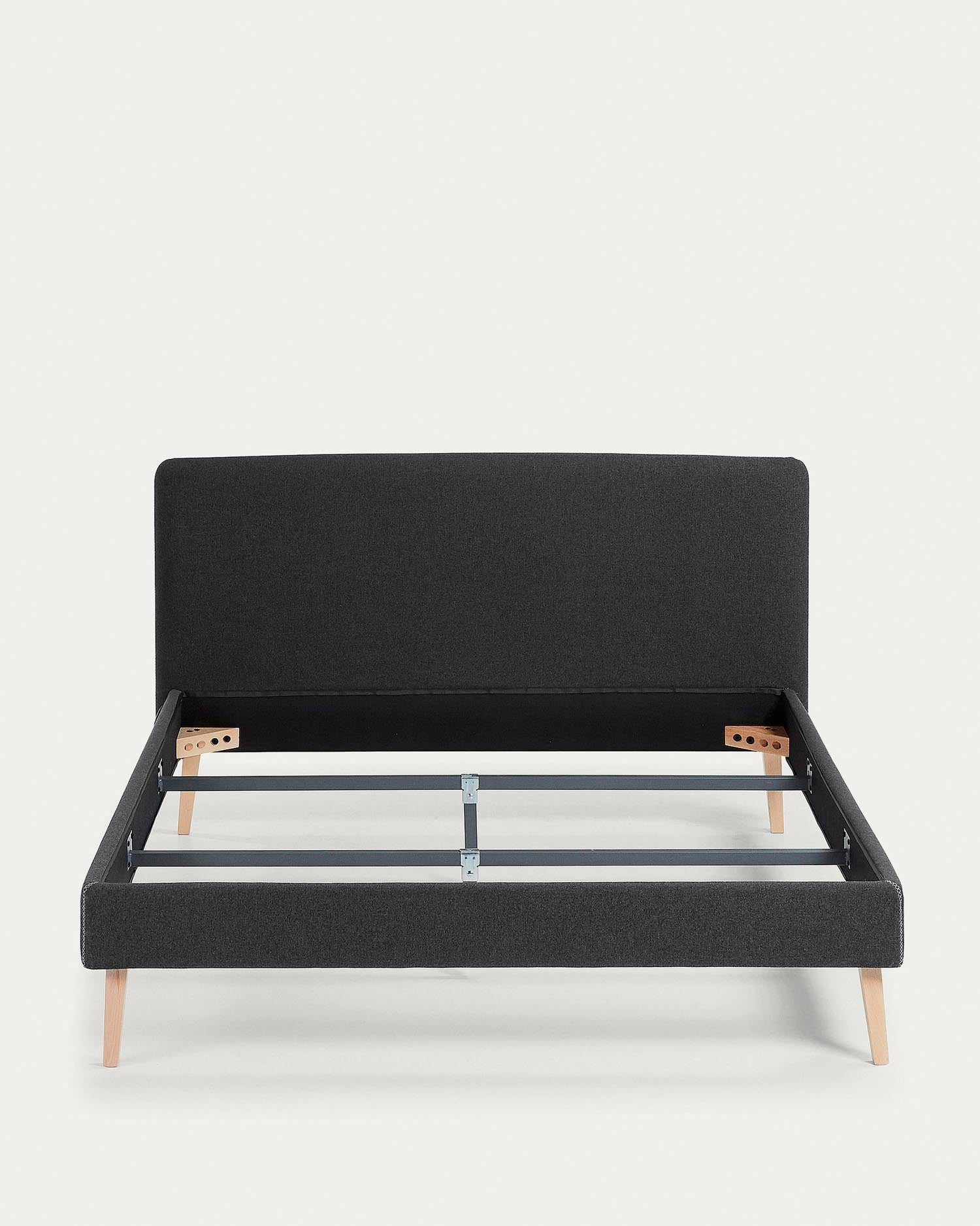 Eleganter Dyla Bezug in Schwarz für 150 x 190 cm Betten von Kave Home. Hochwertige Materialien, pflegeleicht und stilvoll für ein modernes Schlafzimmer.
