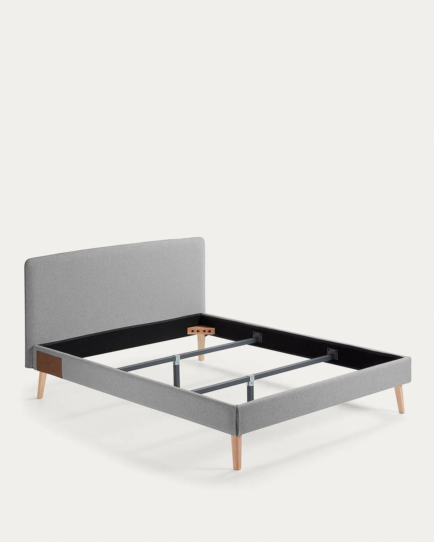 Eleganter Dyla Bezug in Grau für 150x190 cm Betten, pflegeleicht und stilvoll, ideal für ein modernes Schlafzimmer.