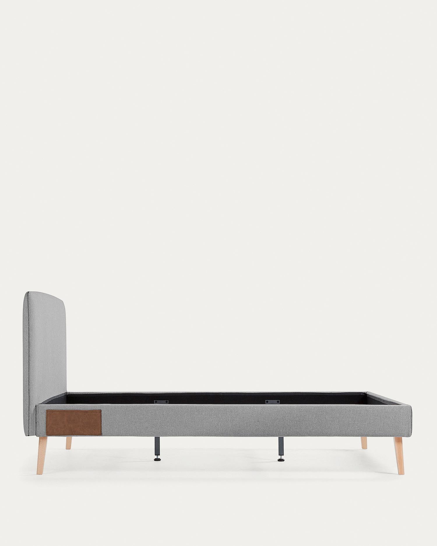 Eleganter Dyla Bettbezug in Grau, passend für 150x190 cm Betten. Perfekt für stilvolle Schlafzimmer von Kave Home.