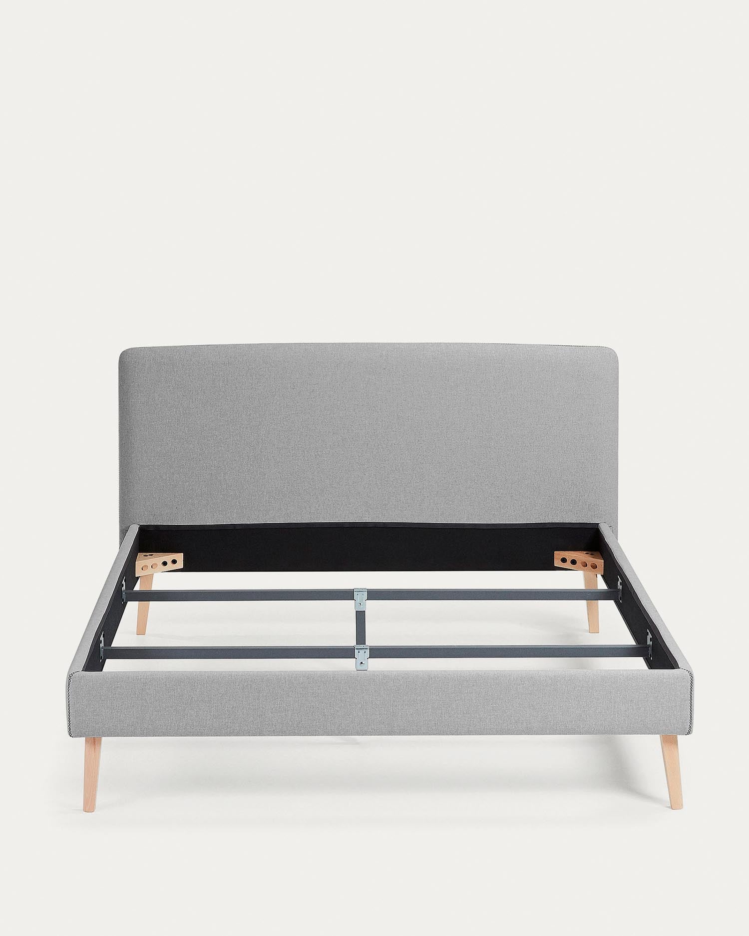 Moderner Dyla Bettbezug in Grau, ideal für 150x190 cm Betten. Verleiht Ihrem Schlafzimmer einen eleganten Look. Von Kave Home.