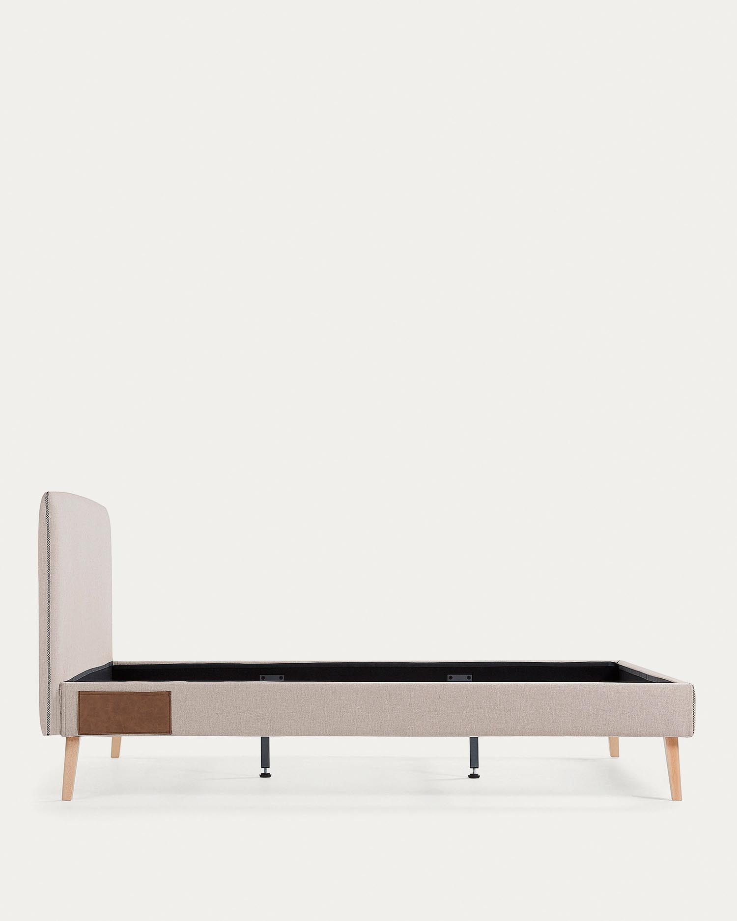 Dyla Bettbezug in Beige von Kave Home, passend für 150x190 cm Matratzen, verleiht Ihrem Schlafzimmer Stil und Gemütlichkeit.