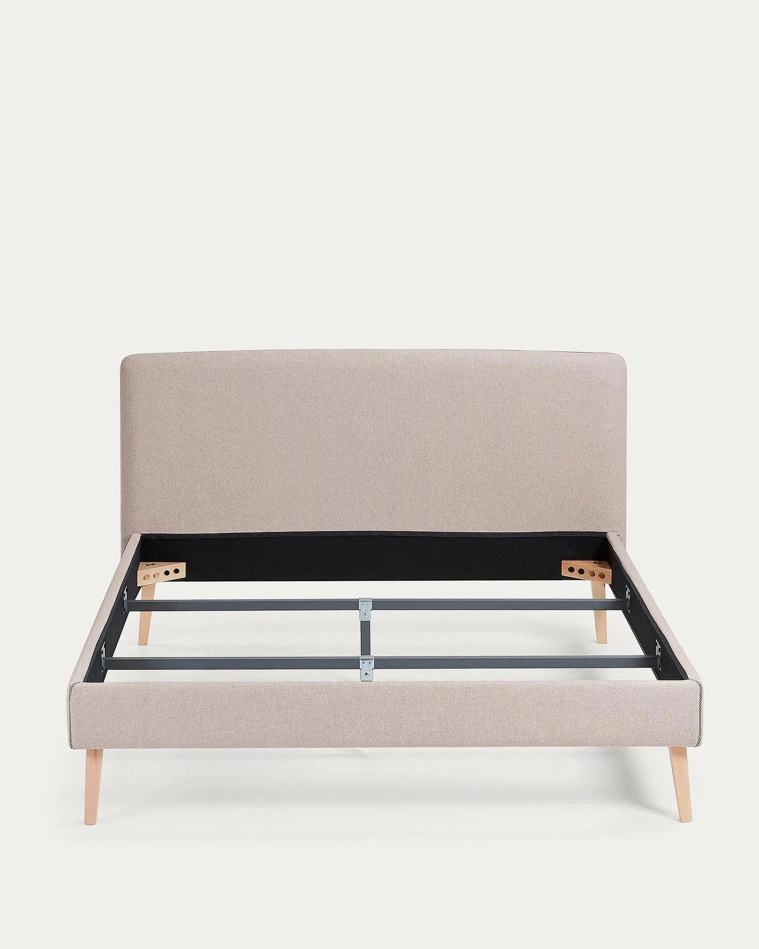Beiger Dyla Bettbezug von Kave Home, ideal für 150x190 cm Matratzen, bringt Eleganz und Komfort in Ihr Schlafzimmer.