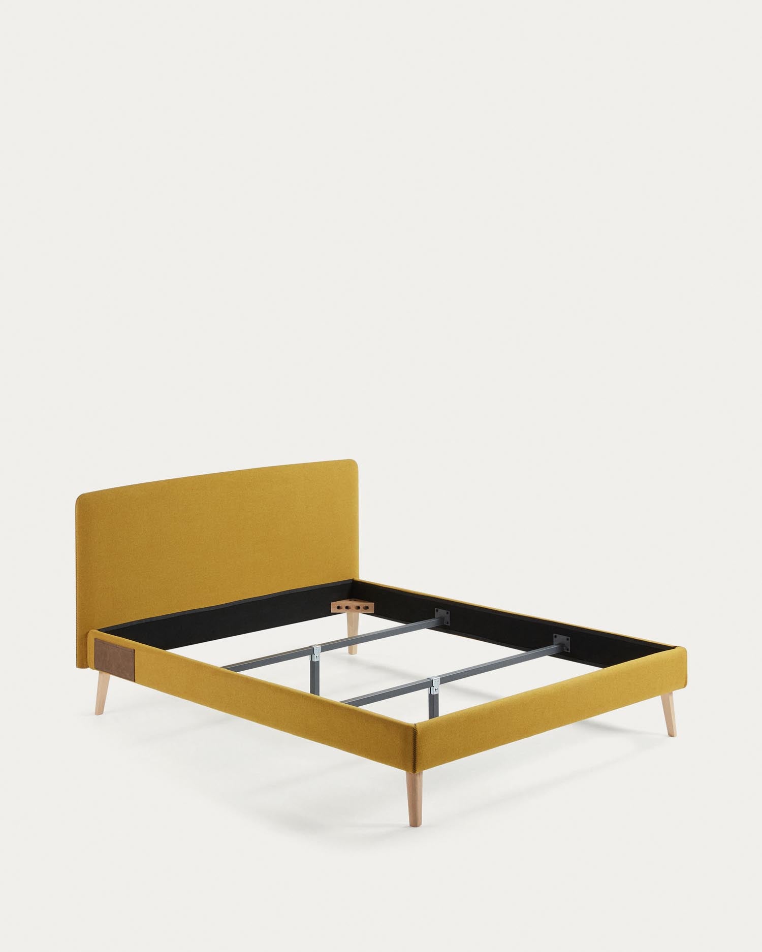 Dyla Senfgelb Bezug für 150x190 cm Betten von Kave Home, stilvoll und bequem, ideal für ein modernes Schlafzimmer.