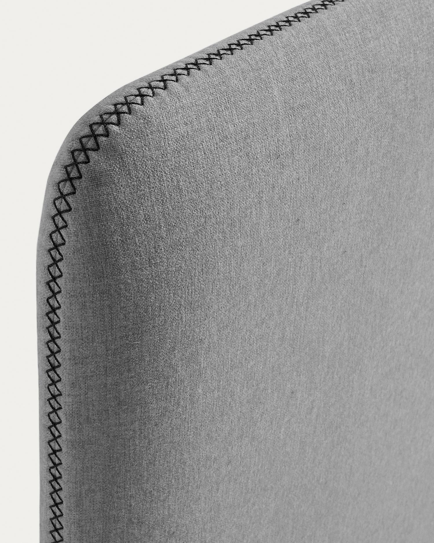 Eleganter grauer Dyla Bettkopfteilbezug von Kave Home, passend für 150 cm Betten, stilvoll und hochwertig.