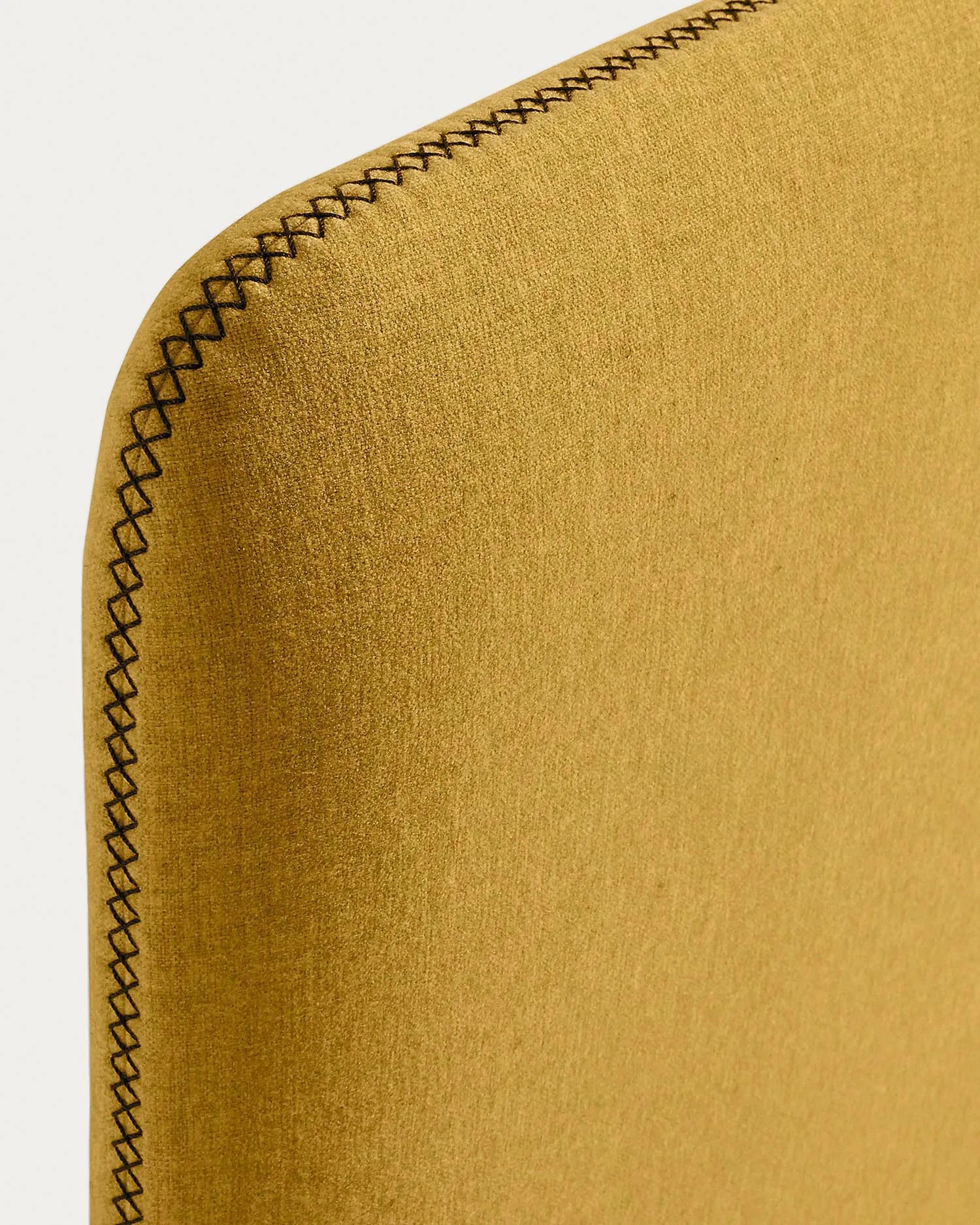 Dyla Bettkopfteilbezug in Senfgelb, passend für 150 cm Betten. Stilvolles Design von Kave Home für Ihr Schlafzimmer.