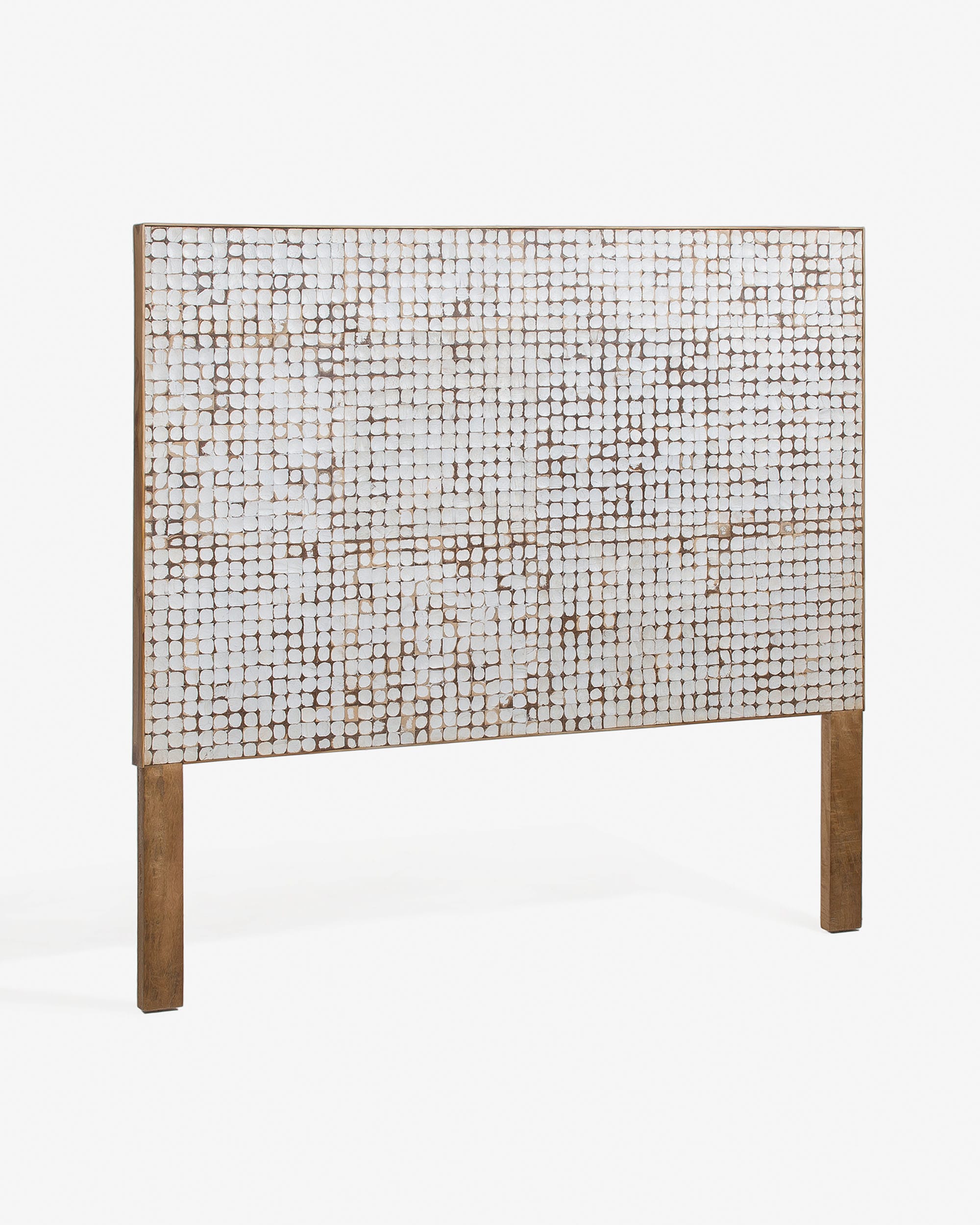 Stilvolles Kron Kopfteil aus Mangoholz und Kokosnussschalen, ideal für 160 cm breite Betten, von Kave Home.