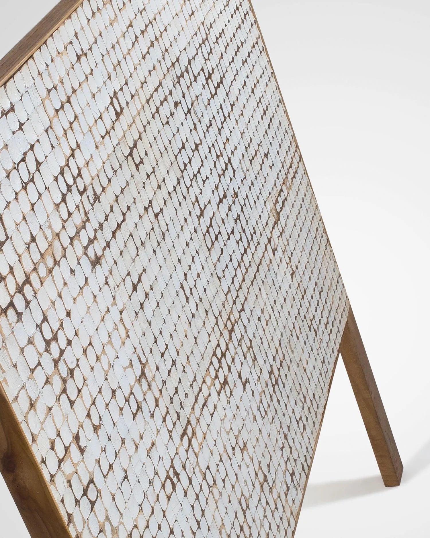 Stilvolles Kron Kopfteil aus Mangoholz und Kokosnussschalen, ideal für 160 cm breite Betten, von Kave Home.