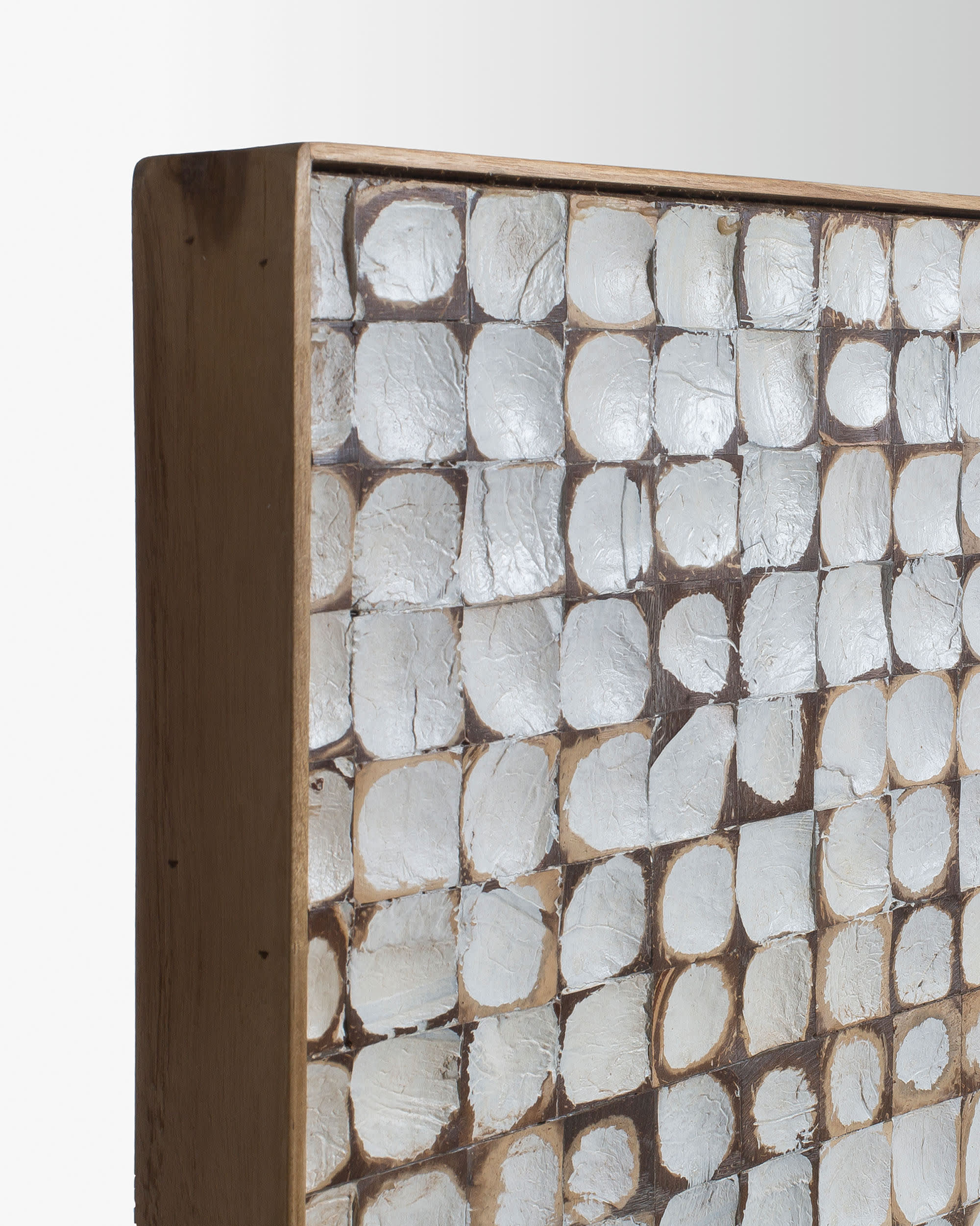 Elegantes Kopfteil Kron aus massivem Mangoholz und Kokosnussschalen, passend für 160 cm breite Betten, von Kave Home.