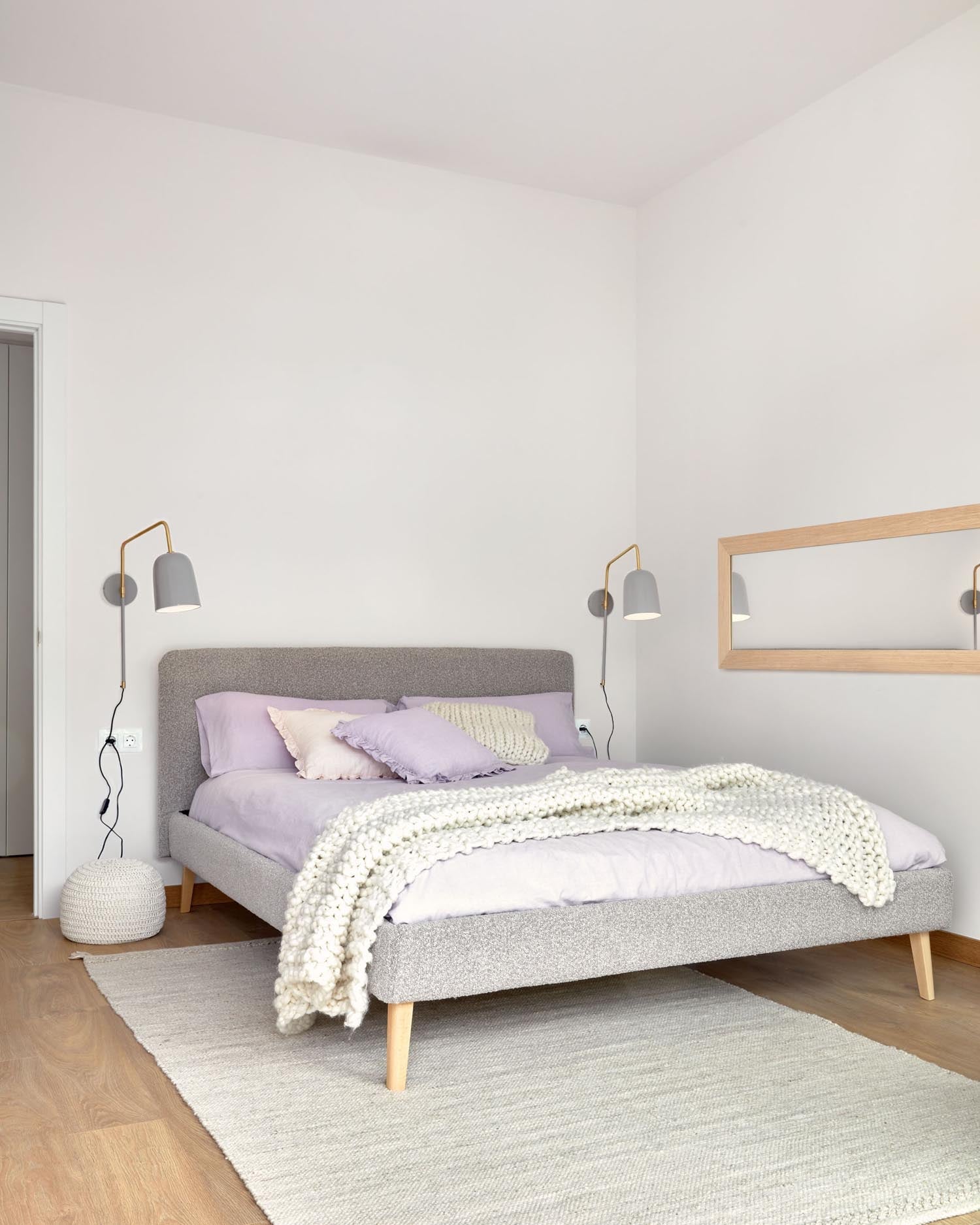Der Dyla Bezug in hellgrauem Bouclé verleiht Ihrem Bett Eleganz und Schutz, mit weichem Stoff und stabiler Massivholzkonstruktion.
