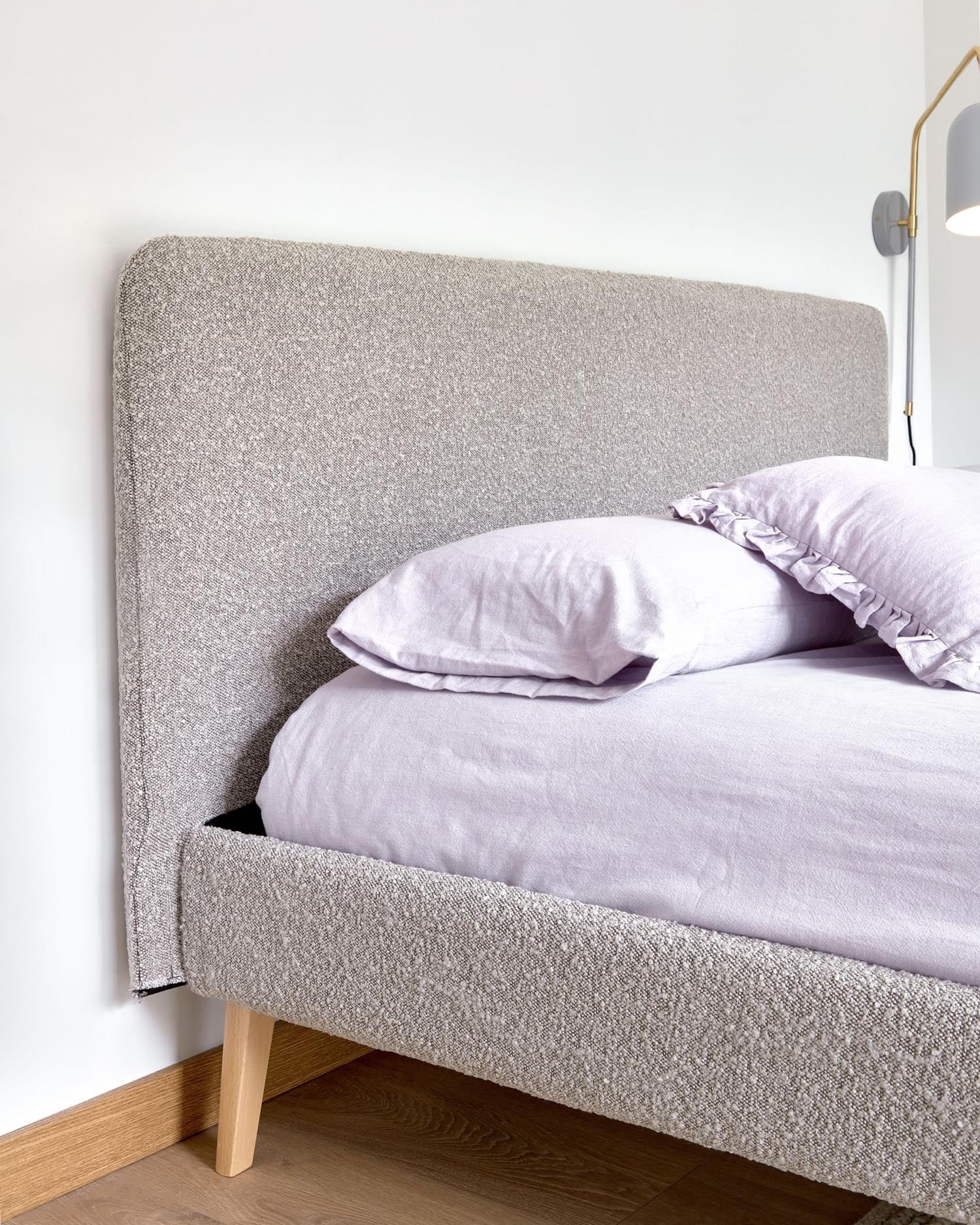 Eleganter Dyla Bouclé-Bezug in Hellgrau für 160x200 cm Betten, stilvoll und komfortabel von Kave Home.