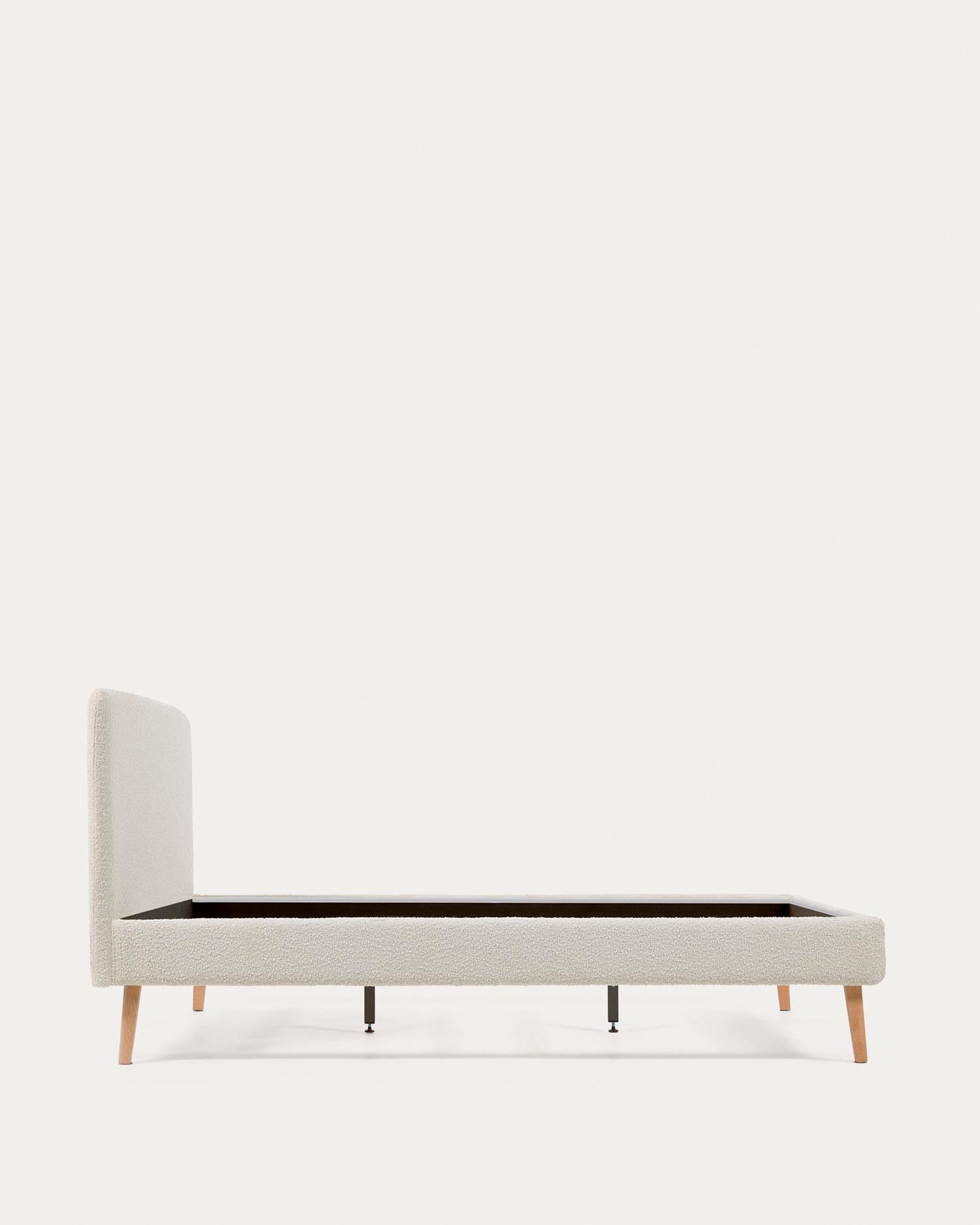 Eleganter Dyla Bouclé-Bezug in Weiß von Kave Home, passend für 160x200 cm Betten. Stilvolles Design und hochwertige Verarbeitung.